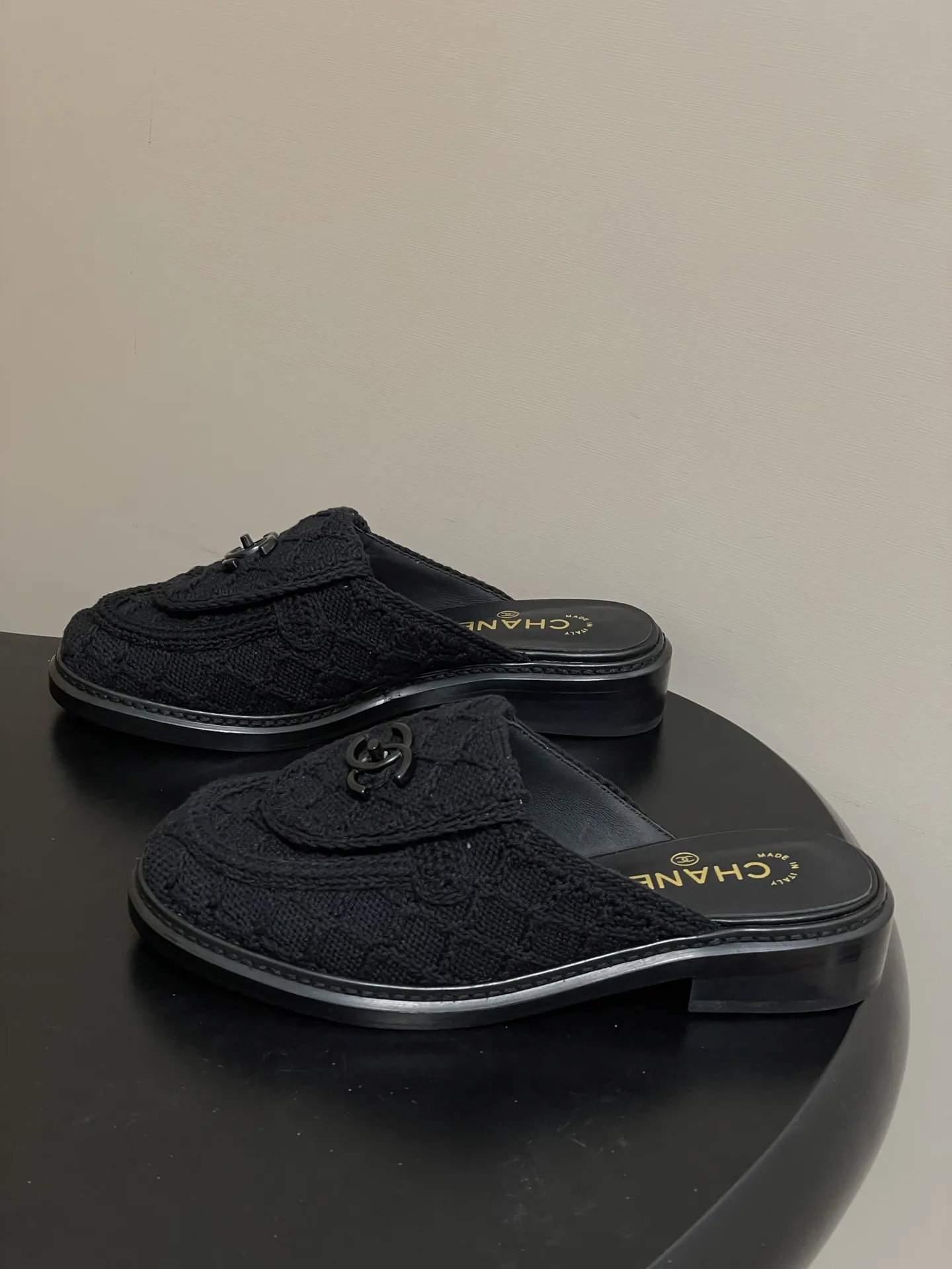 p270- 26Fw春夏新款Chanel香奈儿度假风小香针织刺绣经典双C logo包头半拖凉拖鞋经典书包扣翻盖菱格穆勒鞋 鞋面装饰双C扣标志，是小香的经典设计符号，兼具精致感与品牌辨识度。编织穆勒鞋，经典无后跟设计，编织鞋面+双C Logo，品牌感满满！简约大气，百搭不挑人。春夏季节搭裙装或休闲裤都很出彩，轻松切换多种风格，时髦又实用～ 鞋面：混种羊皮/针织棉线 内里垫脚：羊皮 鞋底：意大利真皮大底 码数：35-39（40.41定做不退换）