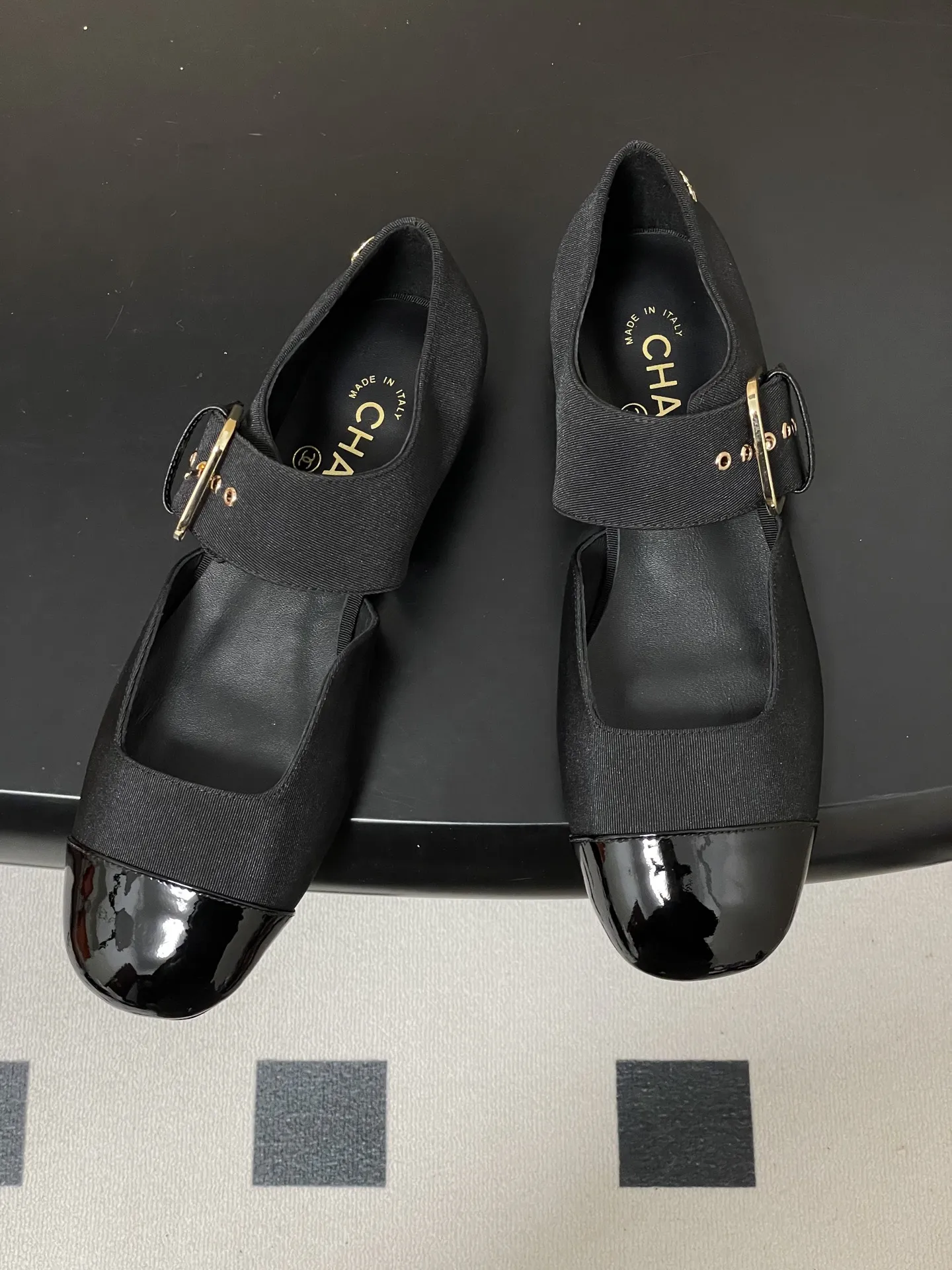 p270- 2026春夏新款Chanel小香26P 经典双拼色方头玛丽珍鞋皮带扣中空平底芭蕾舞单鞋 金属扣带设计,简约复古又时髦。平底舒适,日常通勤或休闲都能轻松驾驭。织物柔软,漆皮光泽感满满,细节精致,品牌感十足。玛丽珍鞋经典优雅,裙装裤装都能搭,轻松切换多种风格,是实用又百搭的时尚单品! 鞋面:定制罗纹缎/羊皮 内里垫脚:羊皮 鞋底:意大利真皮大底 码数:35-39(40.41定做不退换)