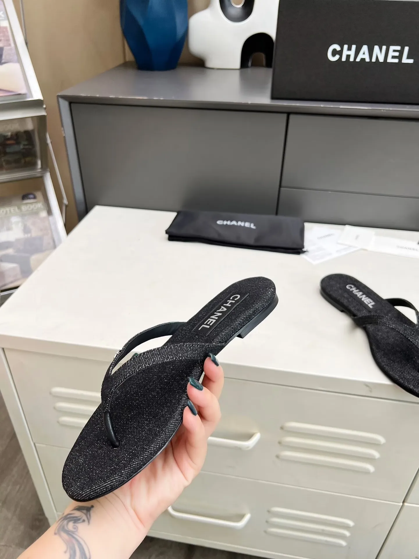 出厂价：180元 Chanel 春夏新款 真皮大底人字拖鞋✅ 首发这个鞋我真心的心动💓 第一眼[惊讶]看到就喜欢，😊 而且有Chanel 家的经典元素钻石Logo💎 面料：进口牛皮🐂 牛仔布 、天鹅绒 内里：牛里 颜色：黑色 码数：35&mdash;41（41可定做不退换） 大底：采用真皮大底制作 包装：配卡片、布袋