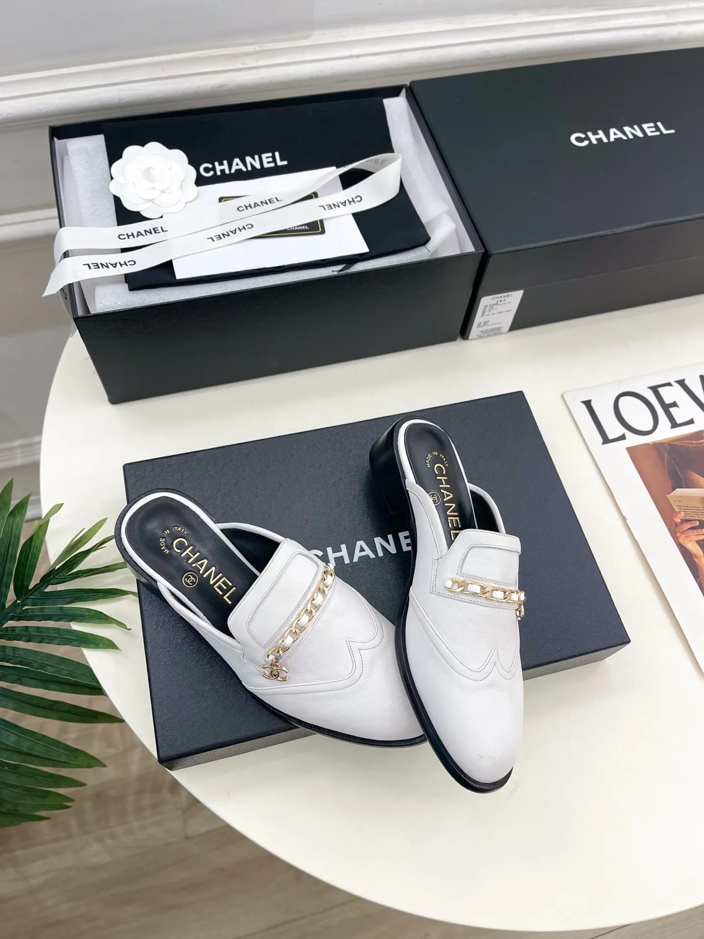 𝐂𝐇𝐀𝐍𝐄𝐋 | 小香 25𝐬𝐬 🦋2025秋冬新品 专柜经典走秀款 小香双C链条半拖乐福鞋 系列上新〰 🍬 BS时尚圈的绝绝子 搭配将演绎着细致 极简 永不褪去的经典元素 💋展现与众不同的穿搭风格美到无话可说 夏季必入款…… ━━━━━ ЅᏇєєt ━━━━━ ▪️鞋面:高定制原版小牛皮 ▪️内里:进口丝绸羊皮里 ▪️大底:原版意大利真皮大底 ▪️跟高:3.5cm ▪️鞋码: 35-39(40.41定制不退换) ▪出厂价:半拖💰280乐福鞋💰290