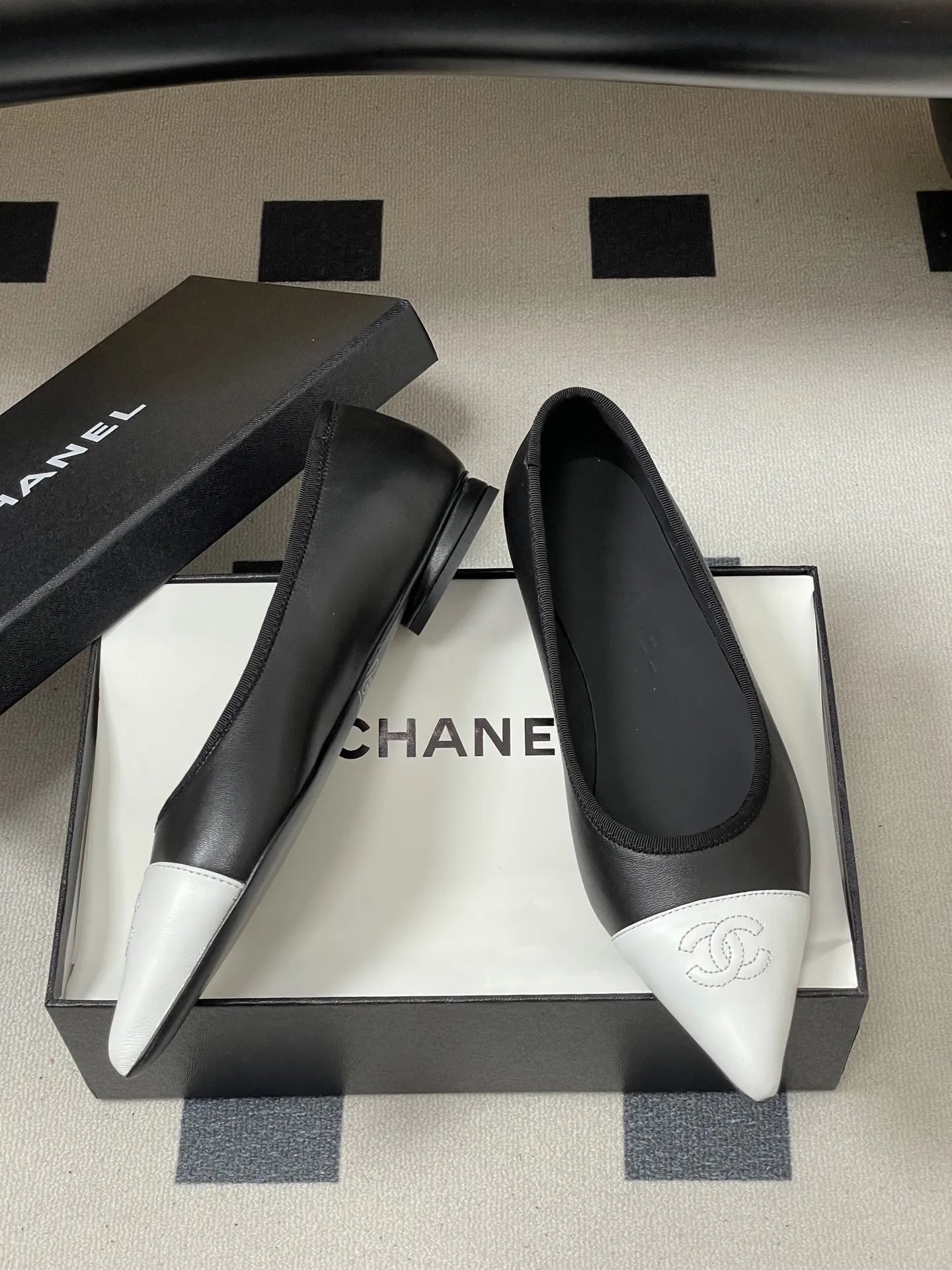 p270- 2026春夏新款Chanel小香26P尖头芭蕾舞鞋经典双拼色电绣双C平底单鞋 这款尖头有吸引到我 很喜欢鞋头的形状。以拼色美学重塑经典格调。细腻小羊皮与质感面料碰撞,撞色纹路勾勒出层次美感,复古与现代在此交融,标志性双C标识低调点缀鞋头,自带品牌辨识度与高级感。尖头设计微宽不挤脚,既拉长腿部线条显纤细,又兼顾行走舒适度,不管是搭配西装裤的职场通勤,还是配连衣裙的法式约会,都能以优雅姿态踏出每一步,成为造型中的点睛奢品! 鞋面:小羊皮 内里垫脚:羊皮 鞋底:意大利真皮大底 码数:35-39(40.41定做不退换)