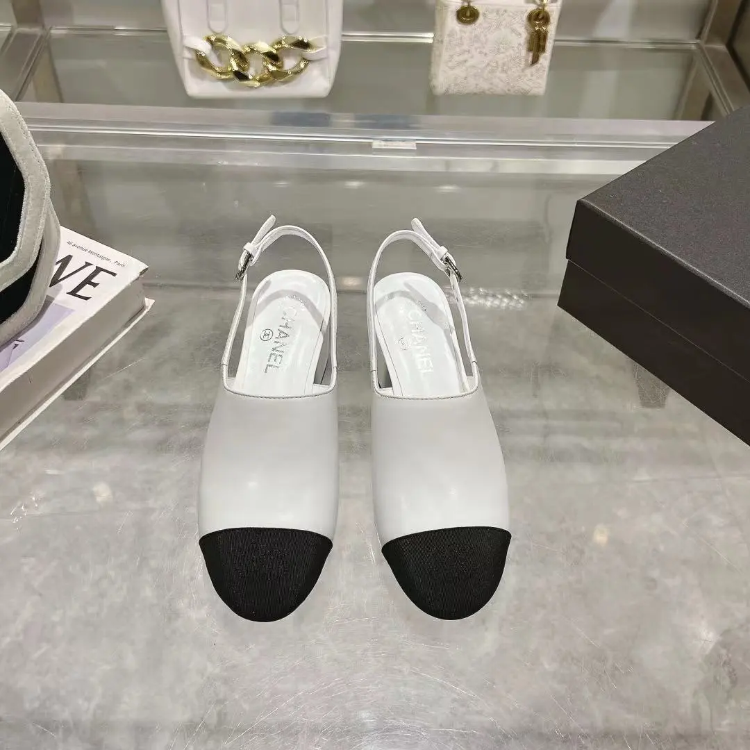 𝐂𝐇𝐀𝐍𝐄𝐋★小香 春夏新品 专柜新款凉鞋电绣永不褪去的经典元素 💋展现与众不同的穿搭风格美到无话可说 夏季必入款…… 鞋面:进口羊皮 内里:混种羊皮 跟高:5cm 大底:意大利真皮大底 鞋码: 35-39(40、41 42定制不退换) 出厂价:250