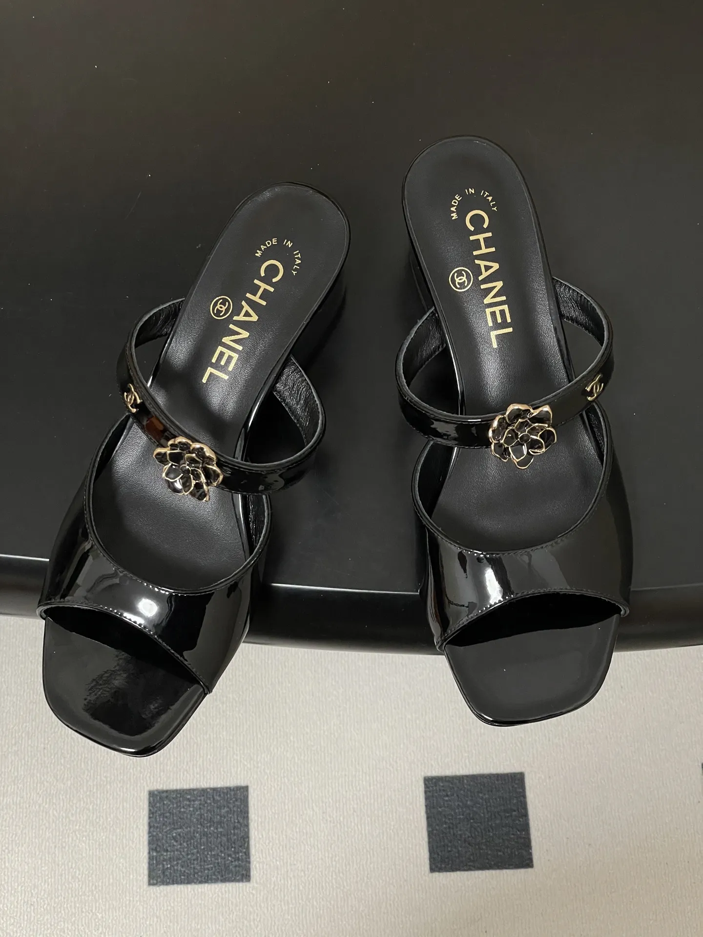 p250- 26Ss春夏新款Chanel 小香26最新走秀款 经典双C扣山茶花一字拖鞋高跟凉拖鞋方头鱼嘴双带粗跟凉拖鞋 C家经典山茶花设计，温柔风一整个拿捏了！夏天该有的气息 一字拖必备单品，上脚慵懒舒适！ 每一片花瓣都是皮革手工制作，对于材质毫不含糊，非常注重质感细节的一款。 鞋面：牛漆皮 内里垫脚：羊皮 跟高：7.5cm/4.5cm 鞋底：意大利真皮大底 码数：35-39（40.41定做不退换）