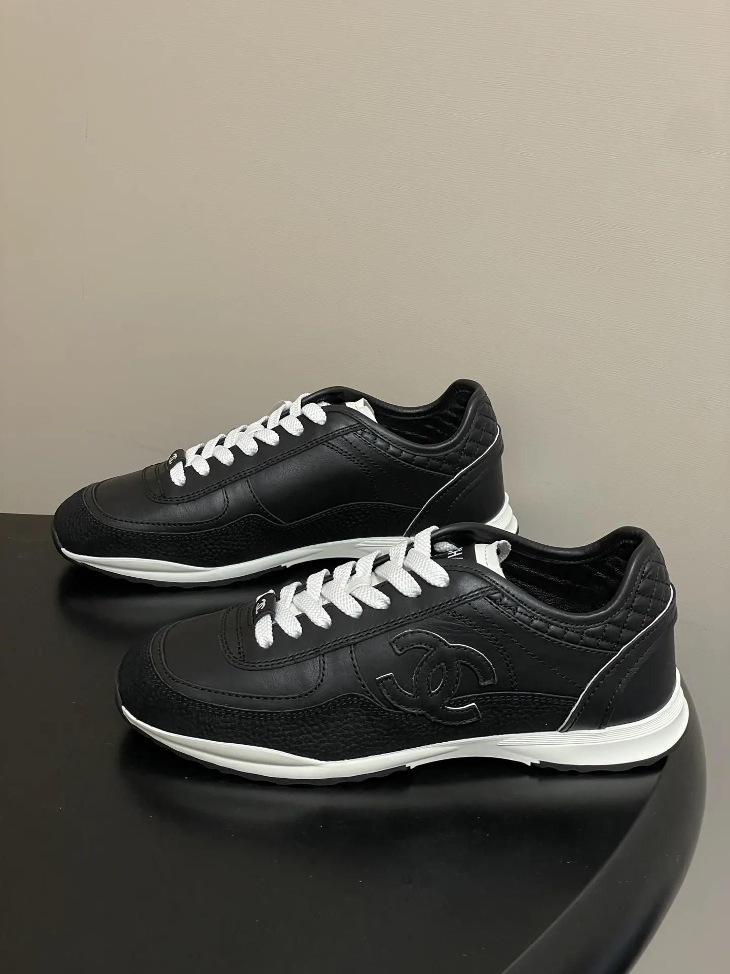 p380-莞产(配高档飞机盒✈️) Chanel 小香 25P德训鞋 经典大双C侧标休闲鞋黑白熊猫拼色系带运动鞋 简约的黑白熊猫配色,永不过时,微微尖的德训鞋头更显脚瘦,小牛皮面跟反绒材质的碰撞,时尚,非常上脚舒适!经典的黑白配色,真的是春夏穿搭的神器,跟上潮流的休闲运动,配色鞋型都很轻盈,透气又舒服,显白效果满满 而且版型比以前任何一款都更秀气出众!美丽的德训Nice shoes 鞋面:定制小牛皮 内里:小羊皮 鞋垫:透气环保鞋 鞋底:原版开模TPU组合大底 码数:35-39(40定做不退换)