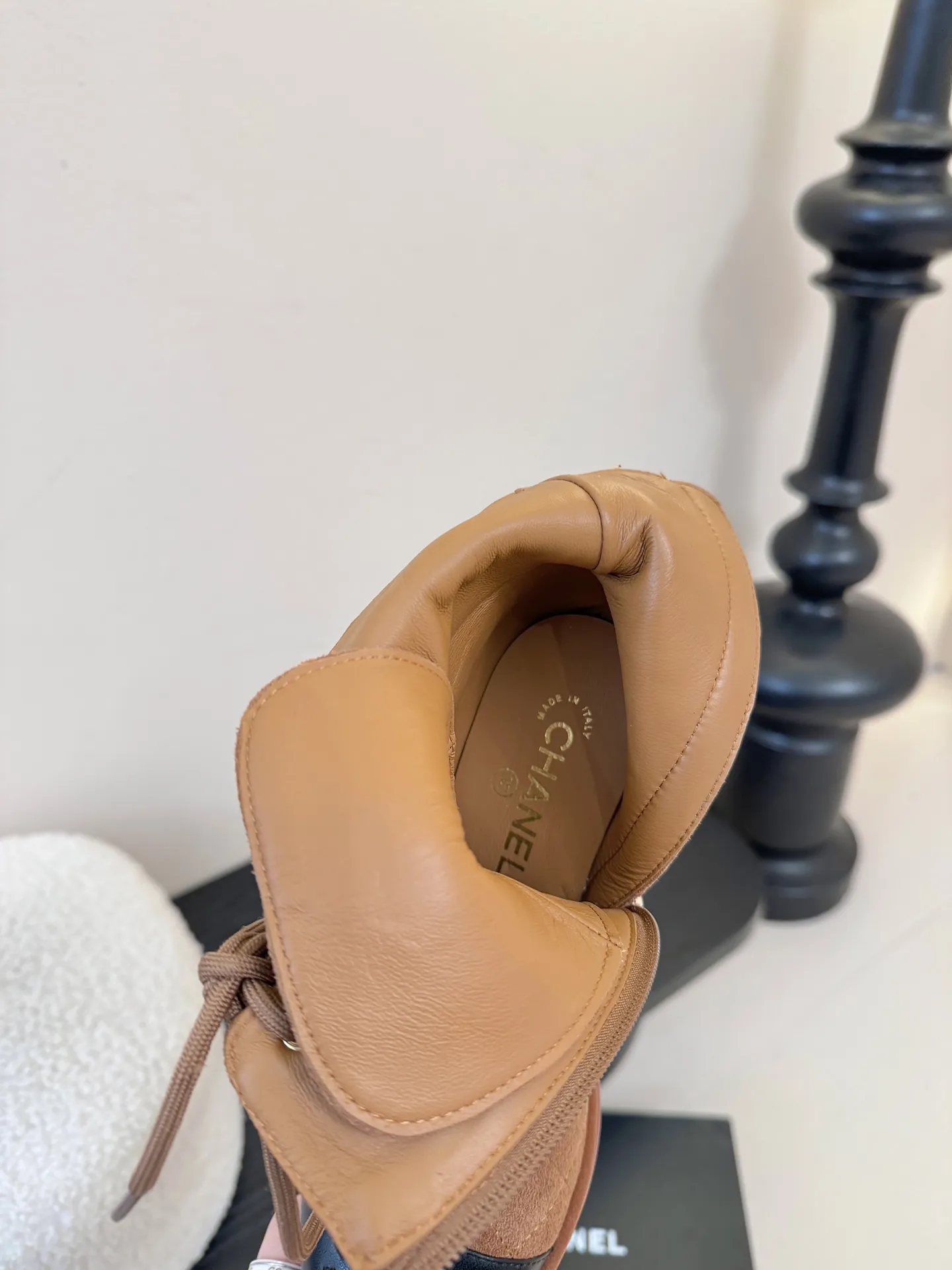 💰360 Chanel 香奈儿新款短靴‼️CHANEL官网同款， 香奈儿新款短靴，简约大方，此款时尚百搭脚感舒适， 鞋面：进口头层牛皮 内里：羊皮内里鞋底 真皮大底，跟高9cm 码数：35-39（40.41订做不退不换）