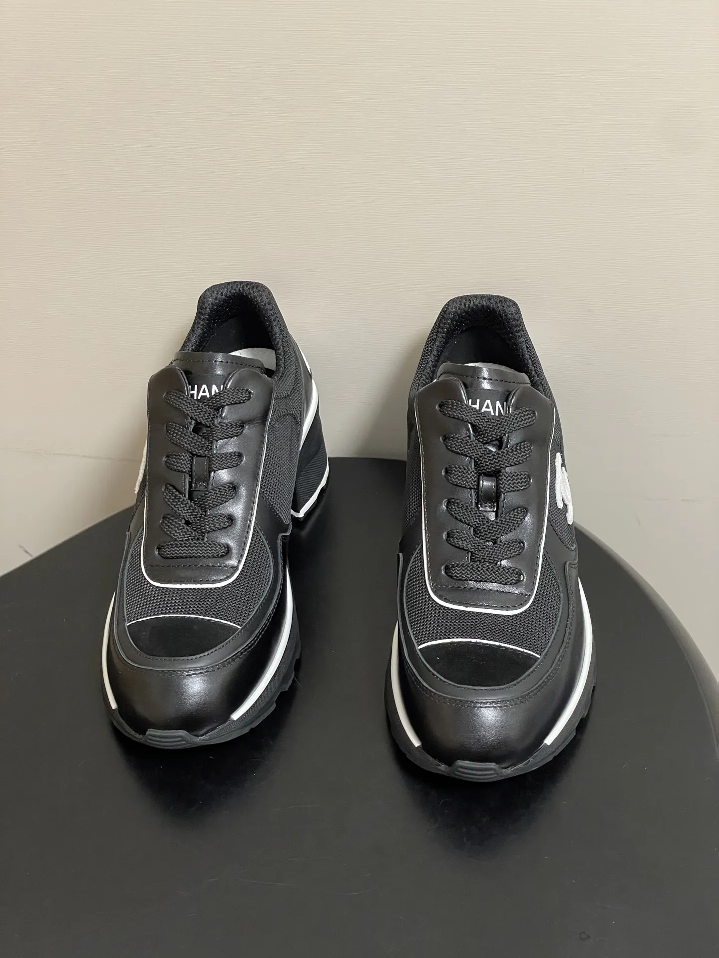 p380-莞产(配高档飞机盒✈️) Chanel 小香 25K高跟运动鞋经典大双C侧标休闲鞋黑白熊猫拼色系带运动鞋 黑白配色超经典,羊皮+织物拼接,侧面双C logo,品牌感满满+,橡胶鞋底耐磨防滑,内里羊皮柔软舒适,秋冬穿超暖和。圆头设计不挤脚,通勤休闲都OK! 挖到宝了!香奈儿黑白高帮鞋太绝了👍黑白交织的法式优雅。脚下的格调,是香奈儿给的。黑白高帮板鞋把法式优雅和街头潮流揉在一起,每一处细节都藏着匠心。日常出街踩上它,随便搭都有范儿~ 鞋面:定制小牛皮/牛反绒拼接网布 内里:小羊皮 鞋垫:透气环保布 鞋底:原版开模双色TPU组合大底 跟高:6cm 码数:35-39(40定做不退换)