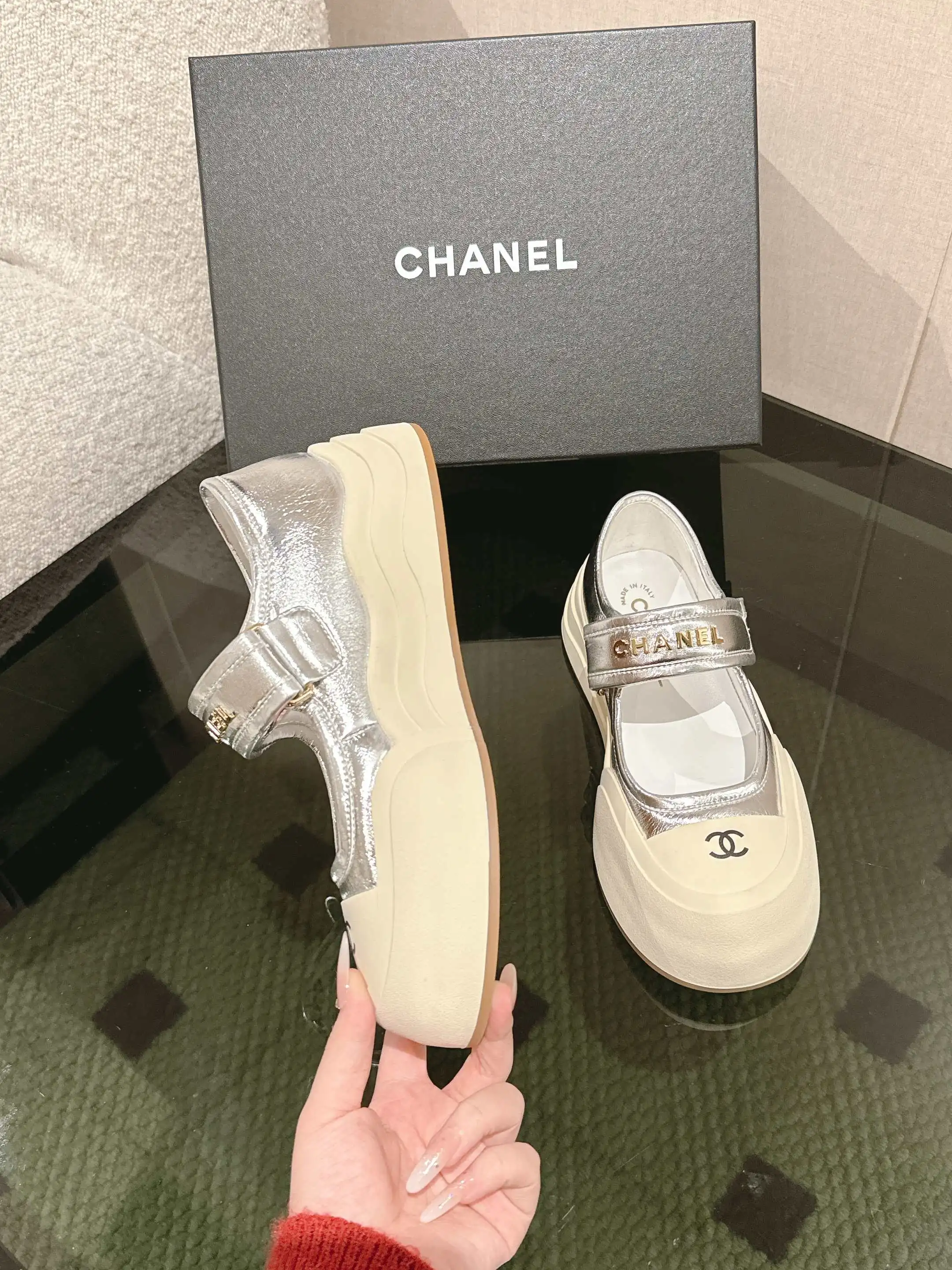 Chanel 25C 春夏玛丽珍新款休闲运动鞋 天花板顶级品质[得意] 这款靴子真的是小个子福星，厚底5cma 更精致一点 ，显腿瘦，关键是上脚很舒服 鞋面：进口牛皮 内里：羊皮里 大底：正品开模tpu大底～跟高5cm Size：35-40（41订做不退换）P280