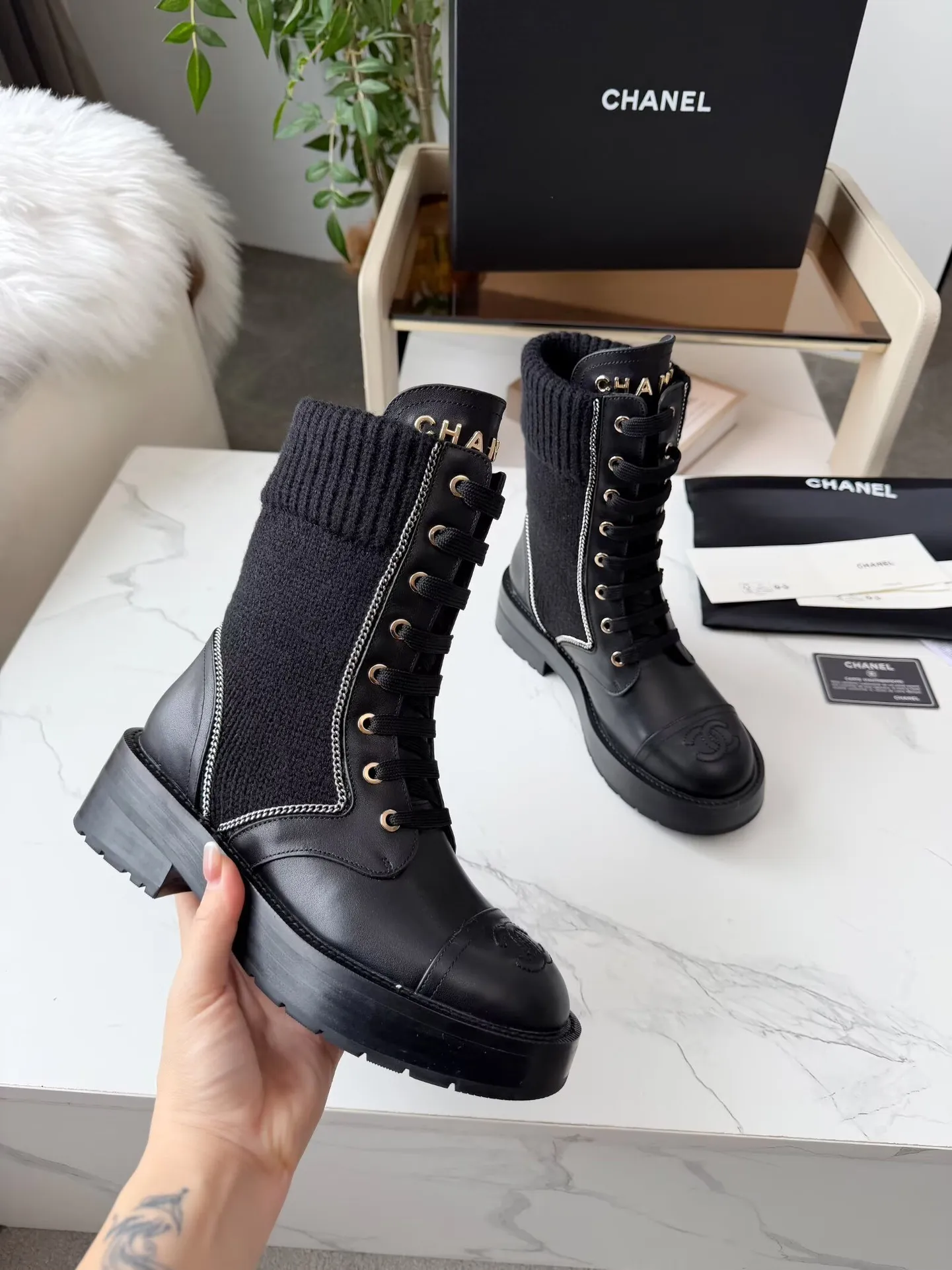 出厂价：330元 秋冬新款Chanel 香奈儿 踝靴原版开模✅ 绑带设计穿脱超级方便，鞋头Logo电绣 鞋舌也是金属品牌Logo 面料：牛皮 内里/垫脚：牛里 采用组合大底制作 颜色：黑色、蓝色（3个版面任选） 码数：35&mdash;42（41、42头需定做） 包装：布袋 卡片