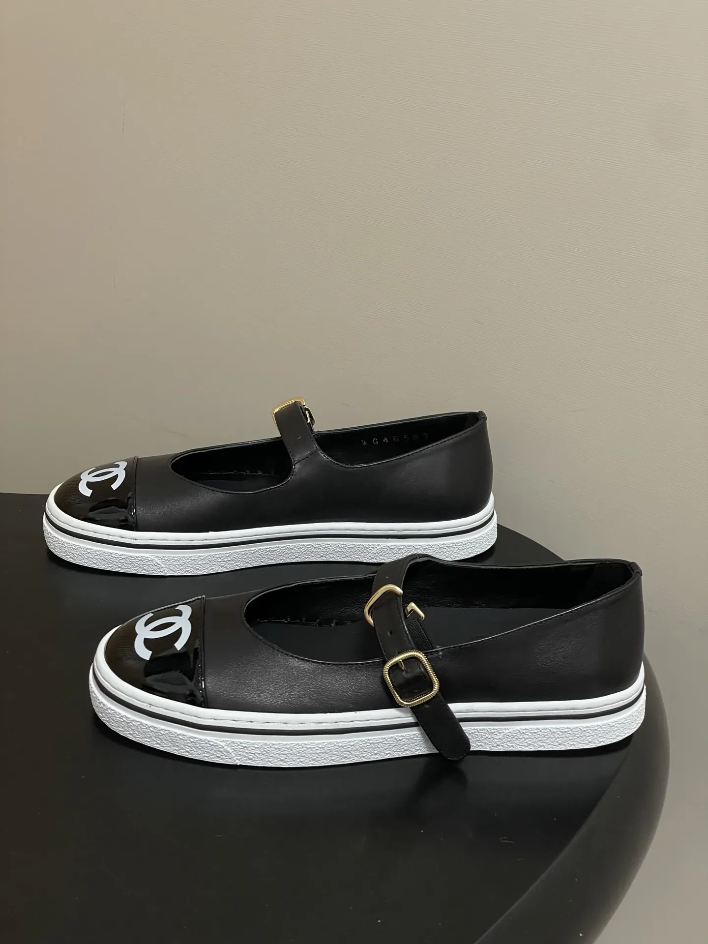 p260- 2026早春新款Chanel 小香26P 休闲玛丽珍奶奶鞋经典大双C logo拼色浅口单鞋 26P爆款果然名不虚传,又美又好穿,这波必须冲! 第一眼看似普通 上脚效果直接拉满 完全超出预想 超美 超舒服 试穿直接被拿捏,脚感轻软到像踩在云朵上,走路不累、支撑感满分。 日常暴走都毫无压力,颜值与舒适度双在线的王炸款! 经典配色 ➕双C 大Logo 随意一搭 高级感满满 设计师大胆的将休闲鞋底➕时装小单鞋的鞋面 完美融合在一起 保留了舒适的同时又将甜酷风演绎得淋漓尽致 随便一搭 立马跃升为时尚达人! 鞋面:定制羊皮 内里垫脚:羊皮 鞋底:开模橡胶大底 码数:35-39(34.40.41.42定做不退换)