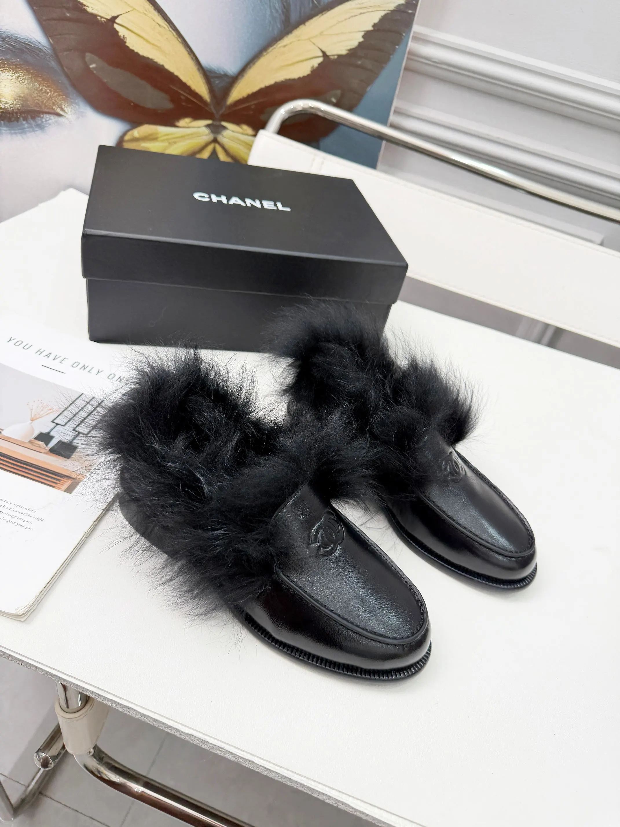 「CHANEL 25N滑雪系列」:毛绒裹住冬意,双C缀满优雅——踩进这双鞋,暖得像把初雪揉进了温柔里 上脚真的好看搭配好了巨时髦 回头率杠杠的 经典耐看简约百搭 鞋面牛皮/麂皮 内里貂毛 真皮大底 35-40,p290