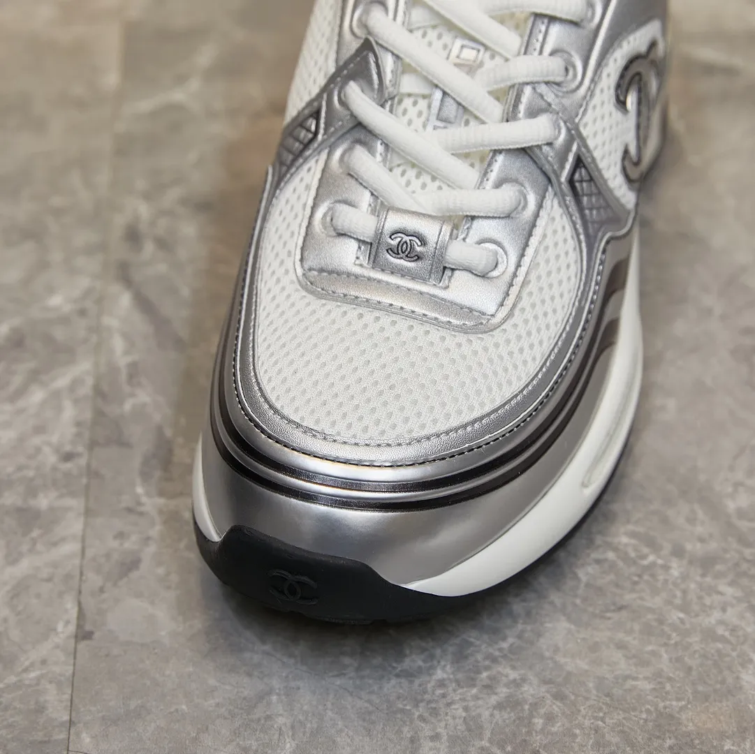 p290Chanel香奈儿——2023专柜顶级休闲款运动鞋 这款经典设计;鞋面多种工艺电绣的风格;大底却时尚运动;不平凡的拥入了多种配色元素…… 多元化混搭非常好看百搭,休闲,时尚,运动,户外都能兼顾…… ꫛꫀꪝ Go➫ 材料: ❶鞋面采用: 原版工艺制作+特殊布料 ❷内里采用: 原版进口透气网 ❸大底根据: 原版TPU组合大底 专柜精品包装全套男女35–46
