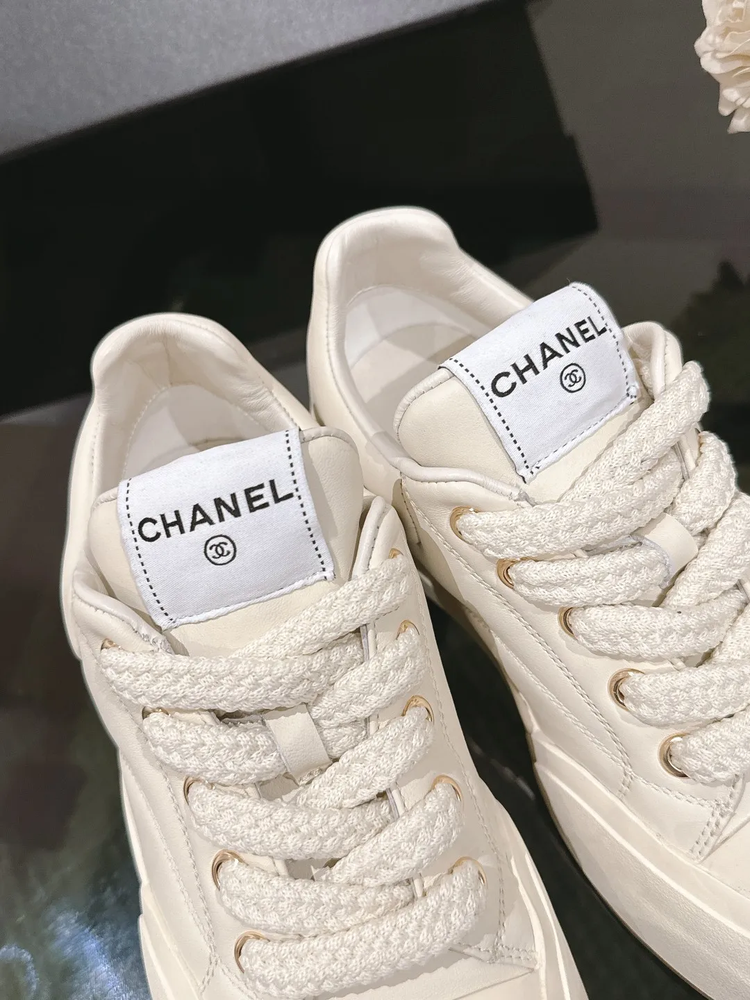 Chanel 25C 春夏专柜新款休闲运动鞋 天花板顶级品质[得意] 这款靴子真的是小个子福星，厚底5cma 更精致一点 ，显腿瘦，关键是上脚很舒服 鞋面：进口牛皮 内里：羊皮里 大底：正品开模tpu大底～跟高5cm Size：35-40（41订做不退换）单鞋P300