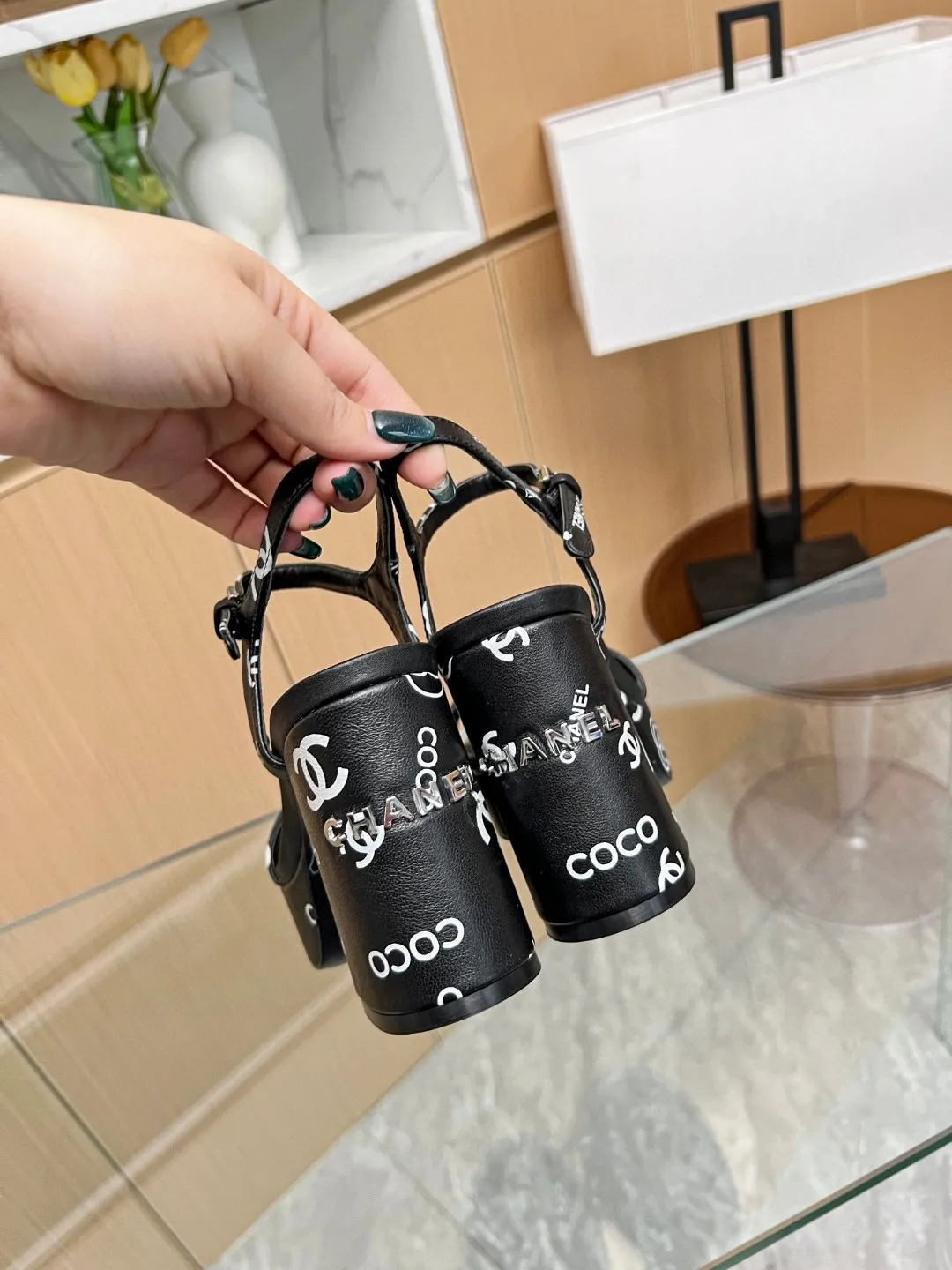 P250 CHANEL官网爆款 媚妮山茶花拼色无论怎么搭配都是那么高端大气，质感细腻的羊皮，做工精致，原版1:1复刻， 真皮大底 35-40码