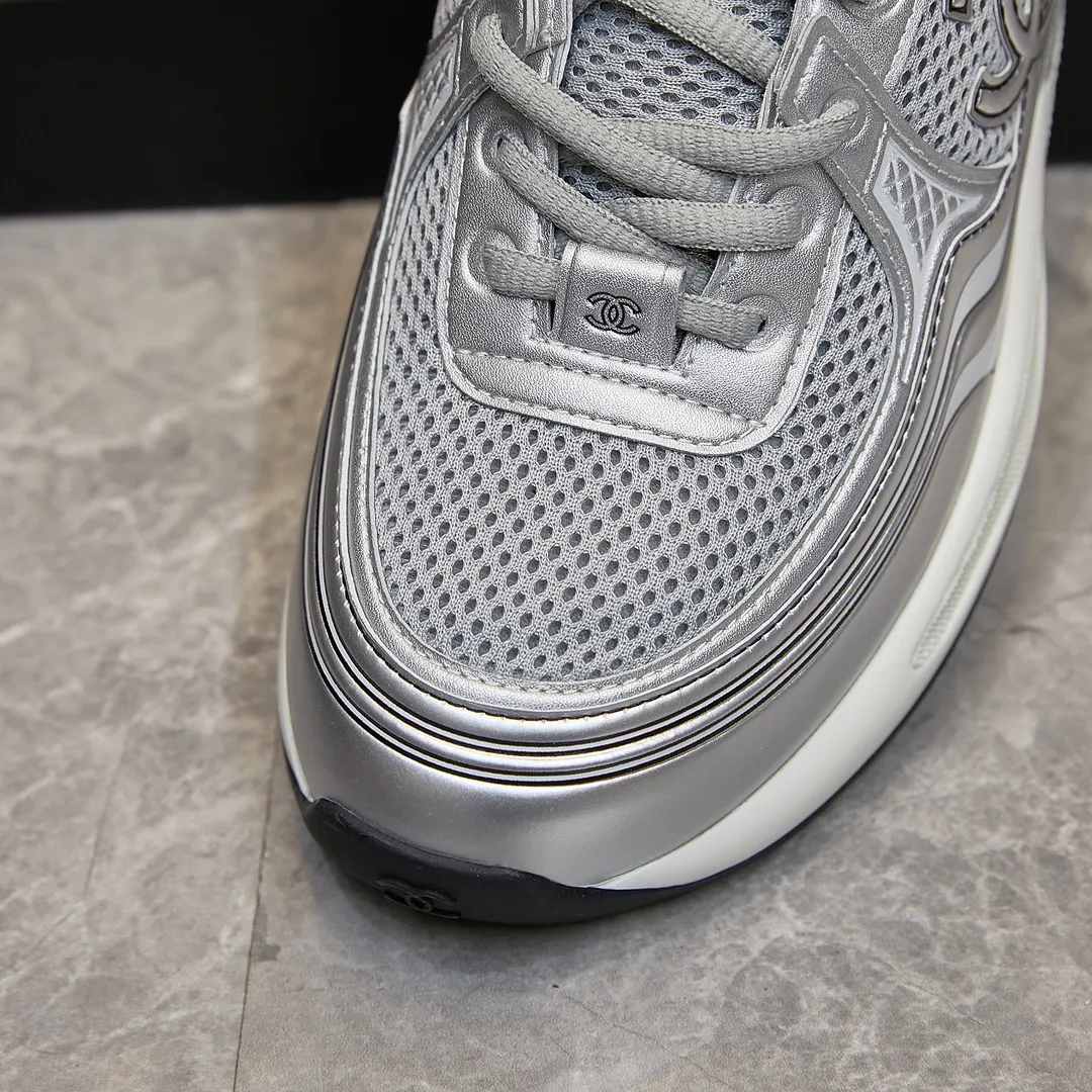 p290Chanel香奈儿——2023专柜顶级休闲款运动鞋 这款经典设计;鞋面多种工艺电绣的风格;大底却时尚运动;不平凡的拥入了多种配色元素…… 多元化混搭非常好看百搭,休闲,时尚,运动,户外都能兼顾…… ꫛꫀꪝ Go➫ 材料: ❶鞋面采用: 原版工艺制作+特殊布料 ❷内里采用: 原版进口透气网 ❸大底根据: 原版TPU组合大底 专柜精品包装全套男女35–46