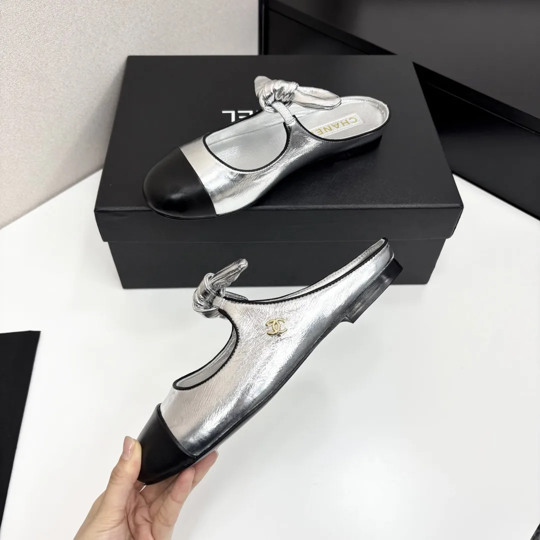 Chanel 25C早春玛丽珍单鞋系列 这一季的鞋子都很棒耶! 纯黑色玛丽珍上脚很舒服鞋面皮质也很软,不用担心会磨脚。兔耳朵也好可爱,黑白拼色和黑色布面都很好看。 鞋面牛皮 内里羊皮 真皮大底 Size:35-39 40/41订做 P240