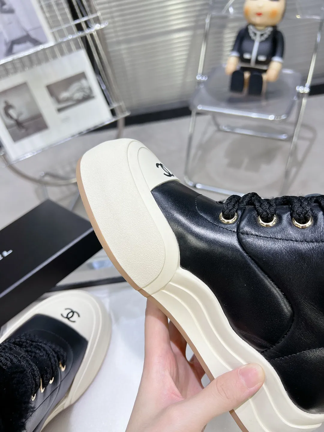 Chanel 25C 秋冬专柜新款马丁靴 天花板顶级品质[得意] 这款靴子真的是小个子福星，厚底5cma 更精致一点 菱格，显腿瘦，关键是上脚很舒服 鞋面：进口牛皮 内里：羊毛里大底：正品开模tpu大底～跟高5cm Size：35-40（41订做不退换）P310