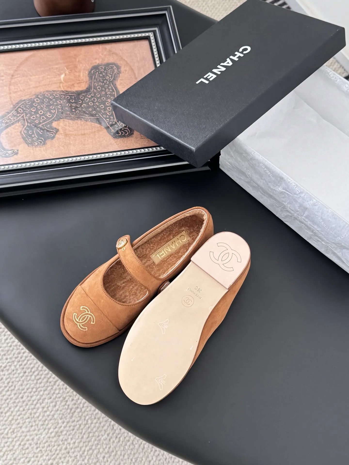 P 250 Chanel 25B秋冬新款毛茸茸玛丽珍单鞋 泰迪毛毛鞋 很舒服诶 美拉德棕色还是很适合秋冬的～ 鞋面麂皮/牛皮 内里皮毛一体 真皮大底 Size:35-39 其他码数定做