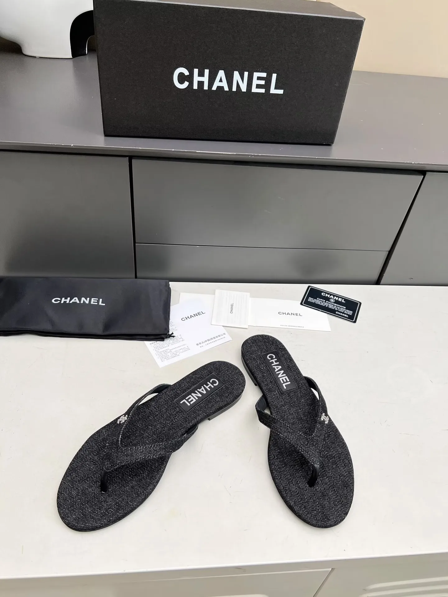 出厂价：180元 Chanel 春夏新款 真皮大底人字拖鞋✅ 首发这个鞋我真心的心动💓 第一眼[惊讶]看到就喜欢，😊 而且有Chanel 家的经典元素钻石Logo💎 面料：进口牛皮🐂 牛仔布 、天鹅绒 内里：牛里 颜色：黑色 码数：35&mdash;41（41可定做不退换） 大底：采用真皮大底制作 包装：配卡片、布袋
