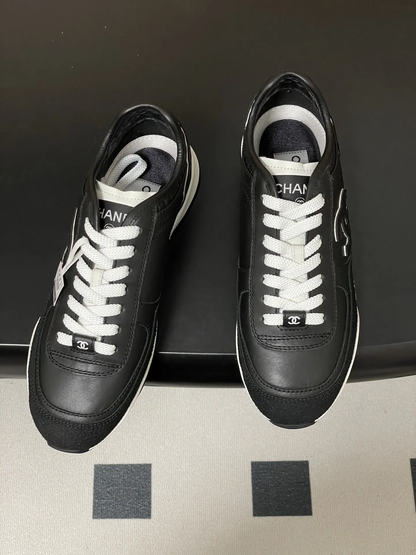 p380-莞产（配高档飞机盒✈️） Chanel 小香 25P德训鞋 经典大双C侧标休闲鞋黑白熊猫拼色系带运动鞋 简约的黑白熊猫配色，永不过时，微微尖的德训鞋头更显脚瘦，小牛皮面跟反绒材质的碰撞，时尚，非常上脚舒适！经典的黑白配色，真的是春夏穿搭的神器，跟上潮流的休闲运动，配色鞋型都很轻盈，透气又舒服，显白效果满满 而且版型比以前任何一款都更秀气出众！美丽的德训Nice shoes 鞋面：定制小牛皮 内里：小羊皮 鞋垫：透气环保鞋 鞋底：原版开模TPU组合大底 码数：35-39（40定做不退换）