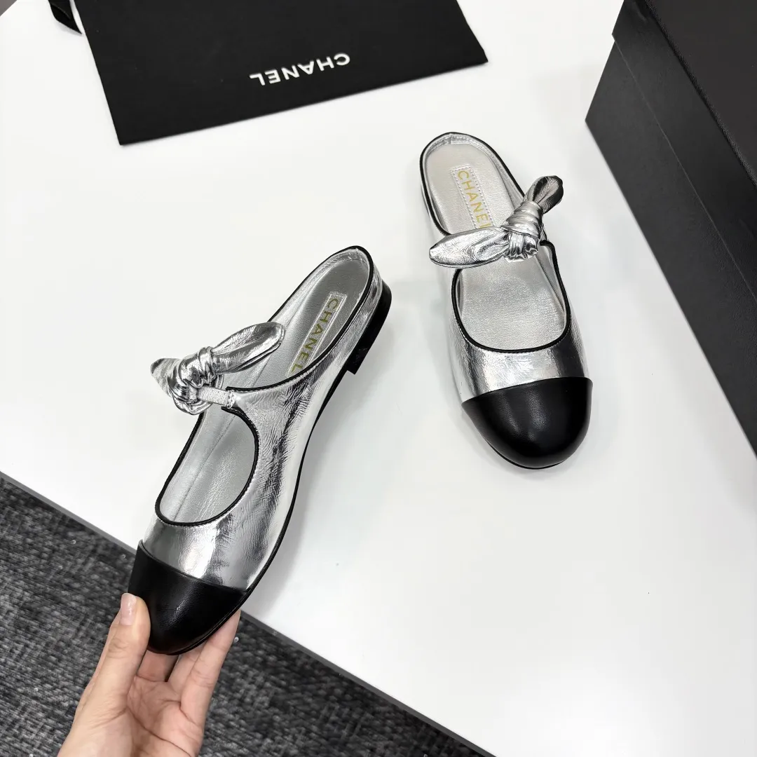 Chanel 25C早春玛丽珍单鞋系列 这一季的鞋子都很棒耶! 纯黑色玛丽珍上脚很舒服鞋面皮质也很软,不用担心会磨脚。兔耳朵也好可爱,黑白拼色和黑色布面都很好看。 鞋面牛皮 内里羊皮 真皮大底 Size:35-39 40/41订做 P240