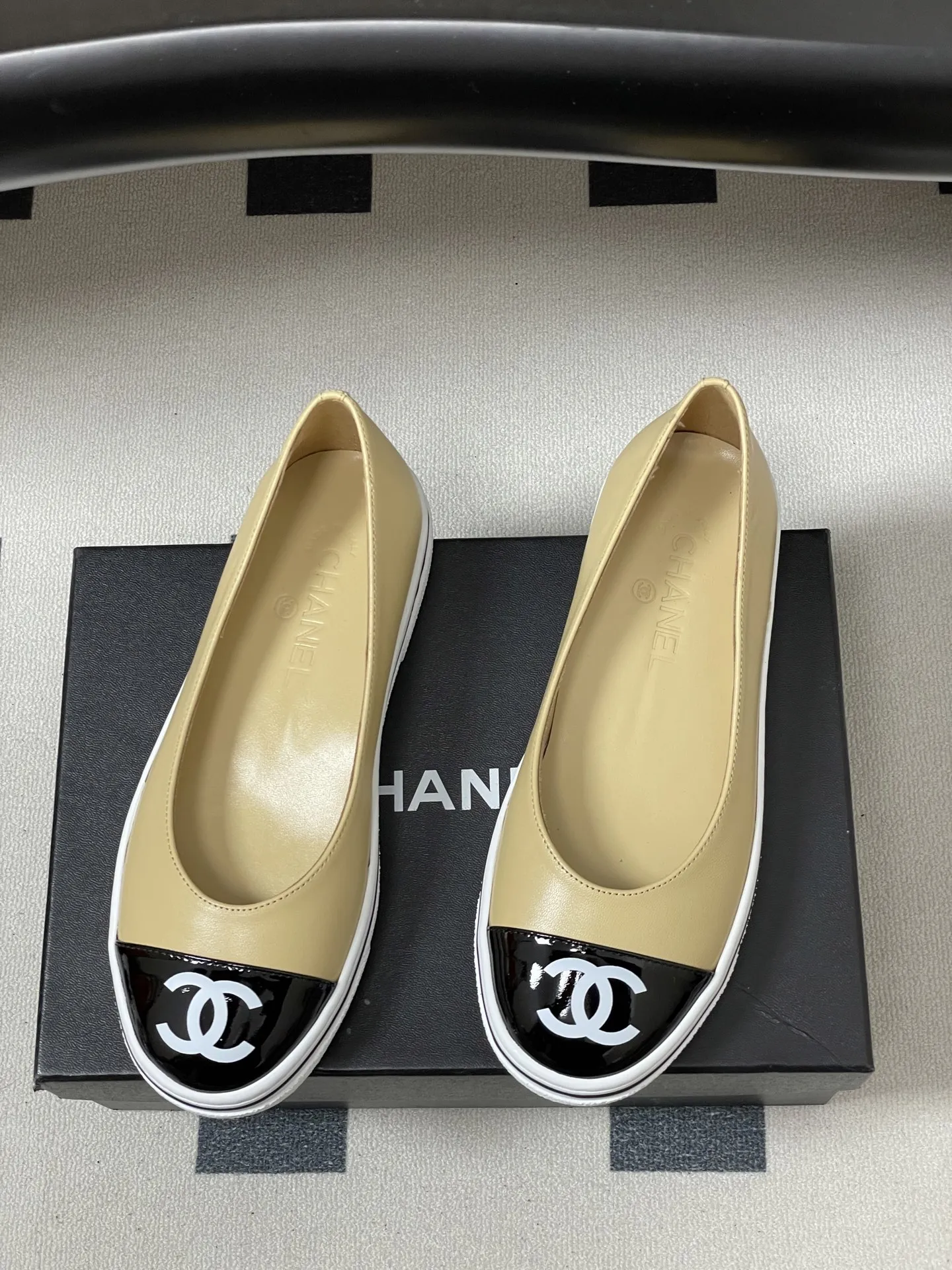p250- 2026早春新款Chanel 小香26P 休闲玛丽珍奶奶鞋经典大双C logo拼色浅口单鞋 26P爆款果然名不虚传，又美又好穿，这波必须冲！ 第一眼看似普通 上脚效果直接拉满 完全超出预想 超美 超舒服 试穿直接被拿捏，脚感轻软到像踩在云朵上，走路不累、支撑感满分。 日常暴走都毫无压力，颜值与舒适度双在线的王炸款！ 经典配色 ➕双C 大Logo 随意一搭 高级感满满 设计师大胆的将休闲鞋底➕时装小单鞋的鞋面 完美融合在一起 保留了舒适的同时又将甜酷风演绎得淋漓尽致 随便一搭 立马跃升为时尚达人！ 鞋面：定制羊皮 内里垫脚：羊皮 鞋底：开模橡胶大底 码数：35-39（34.40.41.42定做不退换）