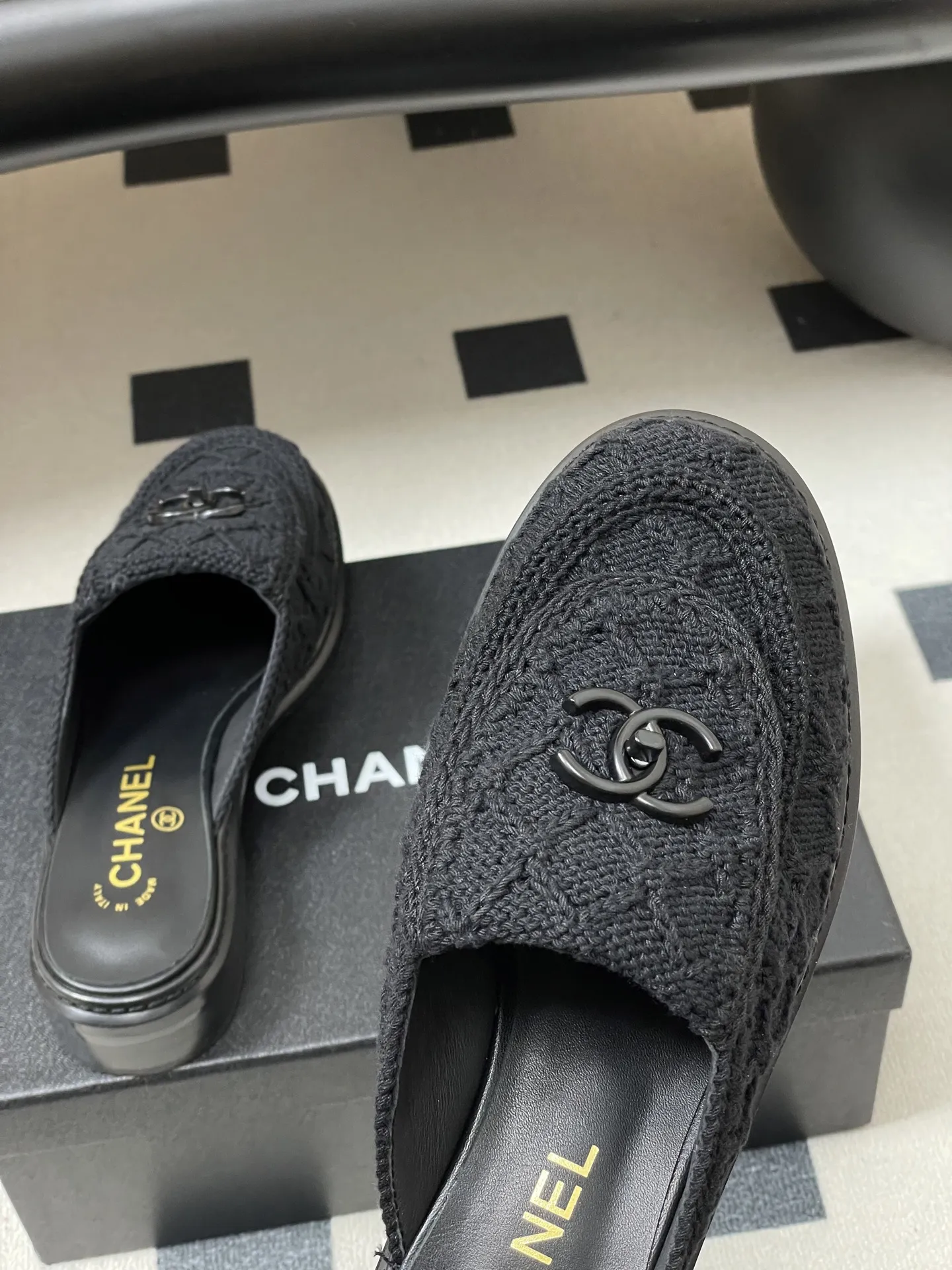 p270- 26Fw春夏新款Chanel香奈儿度假风小香针织刺绣经典双C logo包头半拖凉拖鞋经典书包扣翻盖菱格穆勒鞋 鞋面装饰双C扣标志，是小香的经典设计符号，兼具精致感与品牌辨识度。编织穆勒鞋，经典无后跟设计，编织鞋面+双C Logo，品牌感满满！简约大气，百搭不挑人。春夏季节搭裙装或休闲裤都很出彩，轻松切换多种风格，时髦又实用～ 鞋面：混种羊皮/针织棉线 内里垫脚：羊皮 鞋底：意大利真皮大底 码数：35-39（40.41定做不退换）
