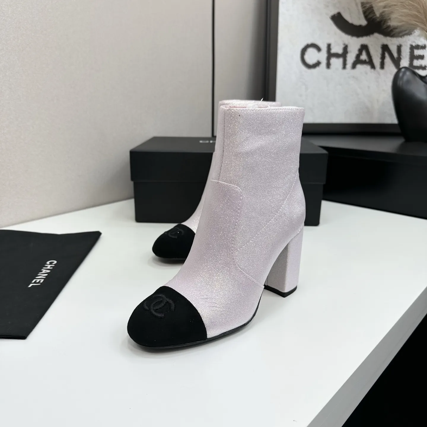 CHANEL香奈儿小香经典拼色粗跟后拉链短靴 这双靴子巧妙融合品牌标志性元素 以大胆而和谐的拼色设计 打破常规 鞋跟处精致的双C 低调奢华 彰显品牌底蕴 。 无论是搭配简约连衣裙展现优雅气质 还是与个性牛仔裤组合打造休闲时尚风 它都能轻松驾驭 为整体造型注入高级时尚感。 面料采用原版定制材质 内里垫脚均为羊皮 意大利进口真皮大底 size：35-39（40/41定制） P320