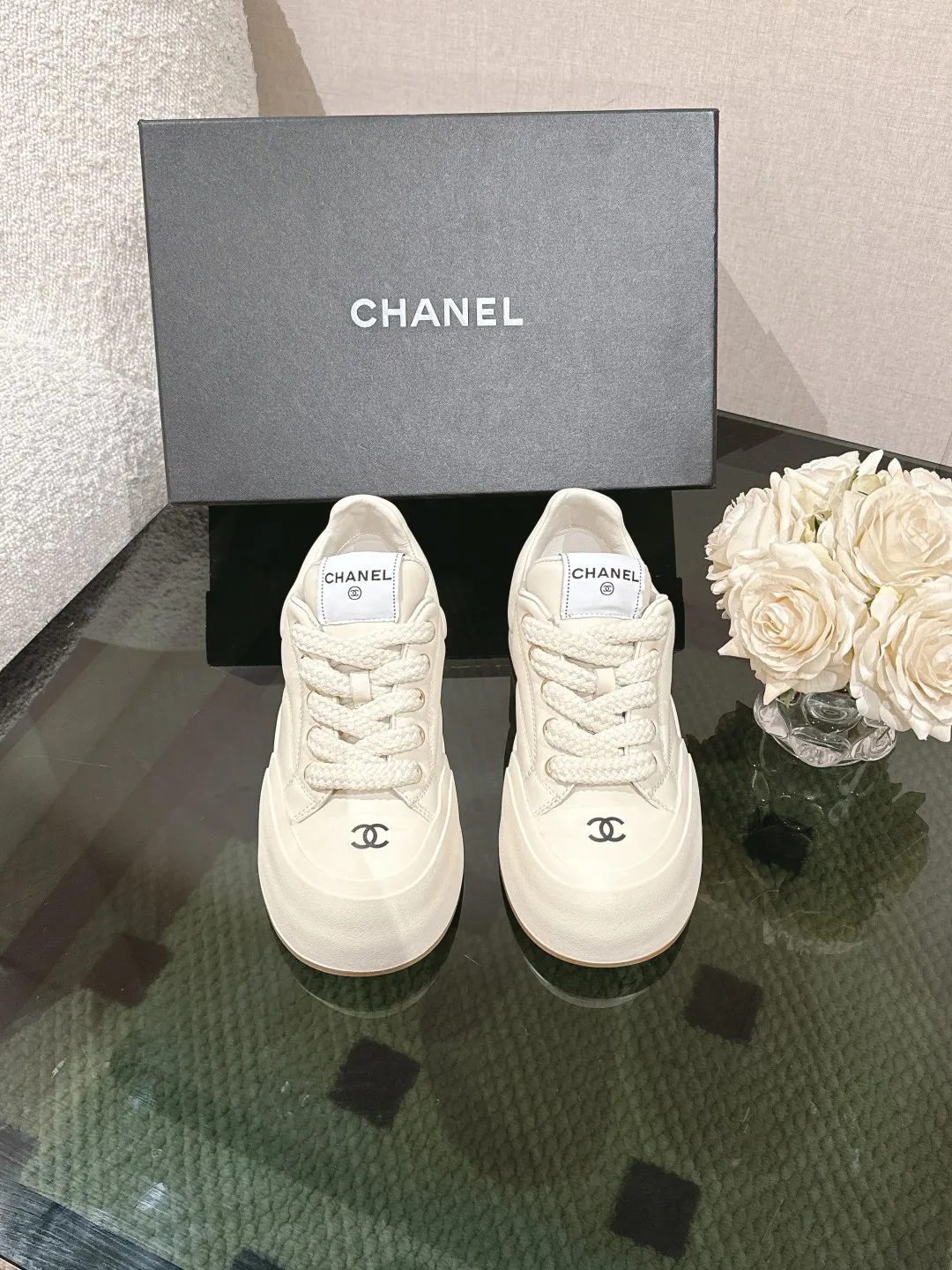Chanel 25C 春夏专柜新款休闲运动鞋 天花板顶级品质[得意] 这款靴子真的是小个子福星，厚底5cma 更精致一点 ，显腿瘦，关键是上脚很舒服 鞋面：进口牛皮 内里：羊皮里 大底：正品开模tpu大底～跟高5cm Size：35-40（41订做不退换）单鞋P300