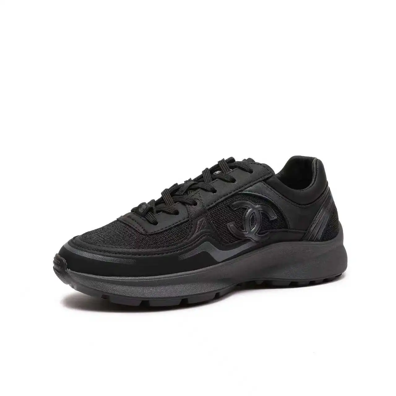 Chanel香奈儿——2025专柜顶级休闲款运动鞋 这款经典设计;鞋面多种工艺电绣的风格;大底却时尚运动;不平凡的拥入了多种配色元素…… 多元化混搭非常好看百搭,休闲,时尚,运动,户外都能兼顾…… ꫛꫀꪝ Go➫ 材料: ❶鞋面采用: 原版进口小牛皮+防雨丝网 ❷内里采用: 原版进口透气羊皮里 ❸大底根据: 原版TPU组合大底 专柜精品包装全套女35–41 男39-45 p280