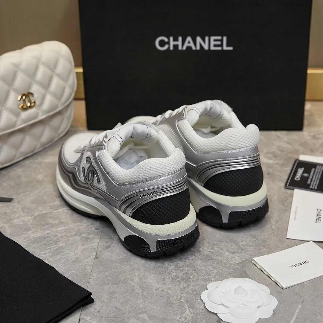 p290Chanel香奈儿——2023专柜顶级休闲款运动鞋 这款经典设计;鞋面多种工艺电绣的风格;大底却时尚运动;不平凡的拥入了多种配色元素…… 多元化混搭非常好看百搭,休闲,时尚,运动,户外都能兼顾…… ꫛꫀꪝ Go➫ 材料: ❶鞋面采用: 原版工艺制作+特殊布料 ❷内里采用: 原版进口透气网 ❸大底根据: 原版TPU组合大底 专柜精品包装全套男女35–46