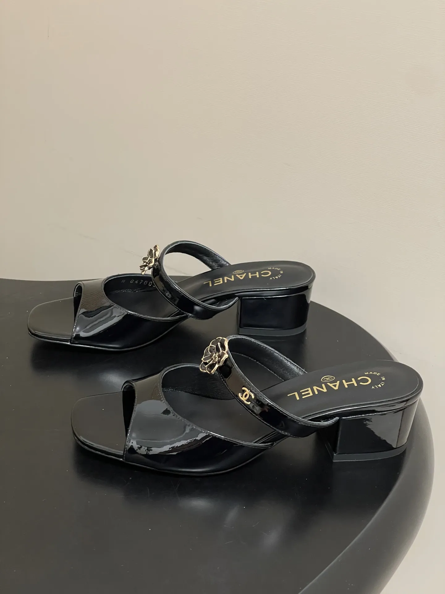 p250- 26Ss春夏新款Chanel 小香26最新走秀款 经典双C扣山茶花一字拖鞋高跟凉拖鞋方头鱼嘴双带粗跟凉拖鞋 C家经典山茶花设计，温柔风一整个拿捏了！夏天该有的气息 一字拖必备单品，上脚慵懒舒适！ 每一片花瓣都是皮革手工制作，对于材质毫不含糊，非常注重质感细节的一款。 鞋面：牛漆皮 内里垫脚：羊皮 跟高：7.5cm/4.5cm 鞋底：意大利真皮大底 码数：35-39（40.41定做不退换）