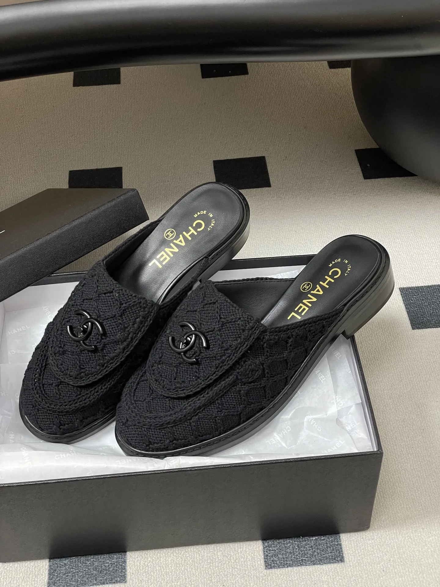 p270- 26Fw春夏新款Chanel香奈儿度假风小香针织刺绣经典双C logo包头半拖凉拖鞋经典书包扣翻盖菱格穆勒鞋 鞋面装饰双C扣标志，是小香的经典设计符号，兼具精致感与品牌辨识度。编织穆勒鞋，经典无后跟设计，编织鞋面+双C Logo，品牌感满满！简约大气，百搭不挑人。春夏季节搭裙装或休闲裤都很出彩，轻松切换多种风格，时髦又实用～ 鞋面：混种羊皮/针织棉线 内里垫脚：羊皮 鞋底：意大利真皮大底 码数：35-39（40.41定做不退换）