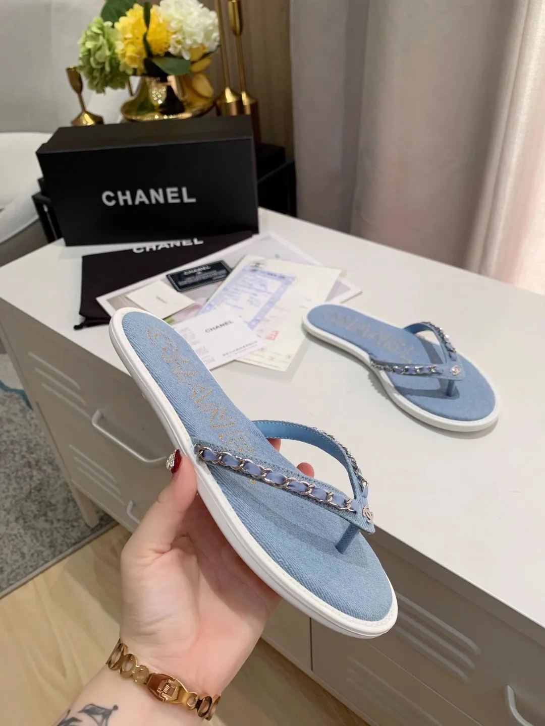 出厂价：130元 Chanel 春季新款 牛仔 链条人字拖鞋✅ 首发这个鞋我真心的心动💓 第一眼[惊讶]看到就喜欢，颜色清晰又仙气😊 而且有Chanel 家的经典元素链条搭配独家 进口牛皮🐂 颜色：牛仔蓝、深蓝 码数：35&mdash;40 （41可定做不退换） 大底：橡胶大底（防滑耐磨） 包装：配卡片、布袋、小票。