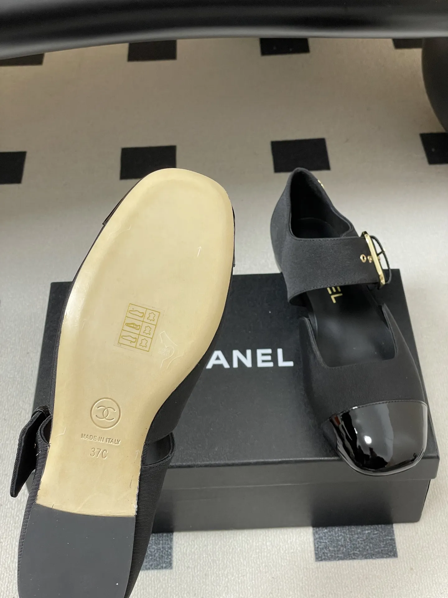 p270- 2026春夏新款Chanel小香26P 经典双拼色方头玛丽珍鞋皮带扣中空平底芭蕾舞单鞋 金属扣带设计，简约复古又时髦。平底舒适，日常通勤或休闲都能轻松驾驭。织物柔软，漆皮光泽感满满，细节精致，品牌感十足。玛丽珍鞋经典优雅，裙装裤装都能搭，轻松切换多种风格，是实用又百搭的时尚单品！ 鞋面：定制罗纹缎/羊皮 内里垫脚：羊皮 鞋底：意大利真皮大底 码数：35-39（40.41定做不退换）