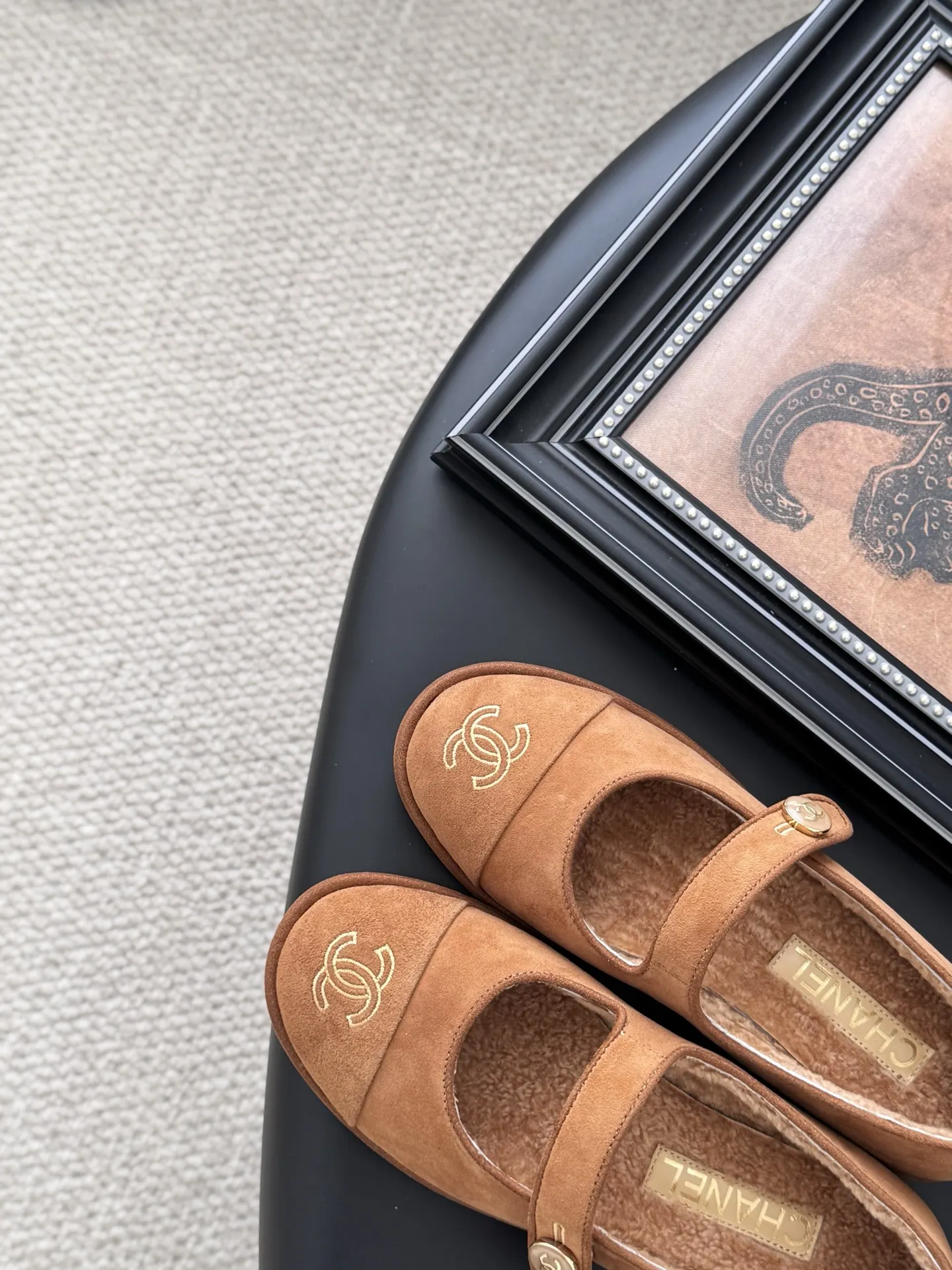 P 250 Chanel 25B秋冬新款毛茸茸玛丽珍单鞋 泰迪毛毛鞋 很舒服诶 美拉德棕色还是很适合秋冬的～ 鞋面麂皮/牛皮 内里皮毛一体 真皮大底 Size:35-39 其他码数定做