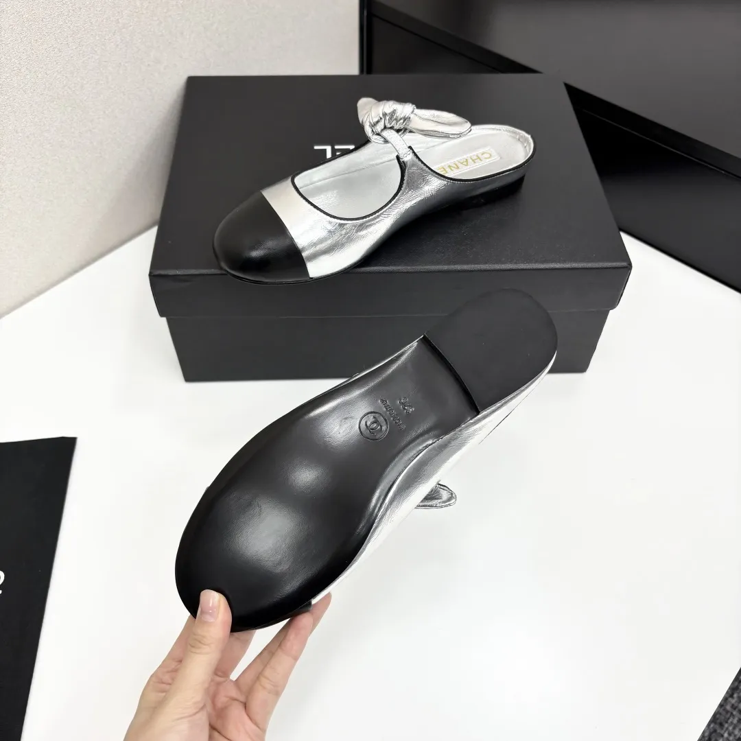 Chanel 25C早春玛丽珍单鞋系列 这一季的鞋子都很棒耶！ 纯黑色玛丽珍上脚很舒服鞋面皮质也很软，不用担心会磨脚。兔耳朵也好可爱，黑白拼色和黑色布面都很好看。 鞋面牛皮 内里羊皮 真皮大底 Size:35-39 40/41订做 P240