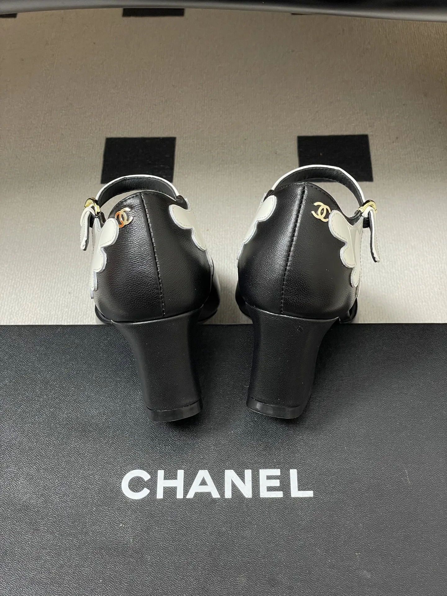 p290- 26ss春夏新款Chanel香奈儿 26a小香方头双拼色中空高跟凉鞋新颖条纹粗跟高跟单鞋 方头设计:优雅显瘦,拉长腿部线条粗条纹装饰:甜美可爱,增添女性魅力高跟设计:显高显瘦,展现优雅气质百搭耐看,适合各种场合 搭配职业装,展现职场女性的优雅与干练搭配晚礼服,成为全场焦点 搭配连衣裙,展现浪漫柔美的一面搭配牛仔裤,轻松驾驭休闲风格 无论是日常通勤还是参加派对,它都能让你轻松应对,展现优雅气质 鞋面:羊皮/牛漆皮 内里垫脚:羊皮 跟高:6cm 鞋底:意大利真皮大底 码数:35-39(40.41定做不退换)