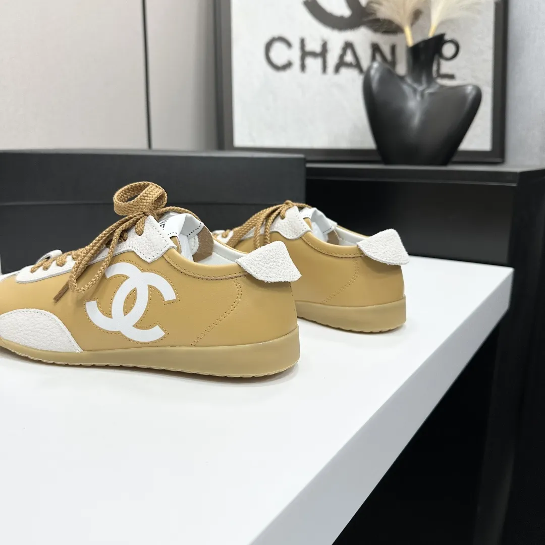 高版本 CHANEL香奈儿新款熊猫板鞋熊猫鞋 香奈儿2026ss火爆熊猫鞋🐼配色厚底休闲运动鞋板鞋 专柜同步 专柜非常火爆 非常难买的一款鞋 全网最火的厚底熊猫鞋 可想而知小香控不可错过的 颜值与舒适并存的 简约百搭小白鞋 厚底增高超级百搭，闭眼入😍谁穿谁好看 鞋面：特殊材质➕头层牛皮 内里：进口网里 大底：原版橡胶大底 码数: 35-40（41 定做 P270