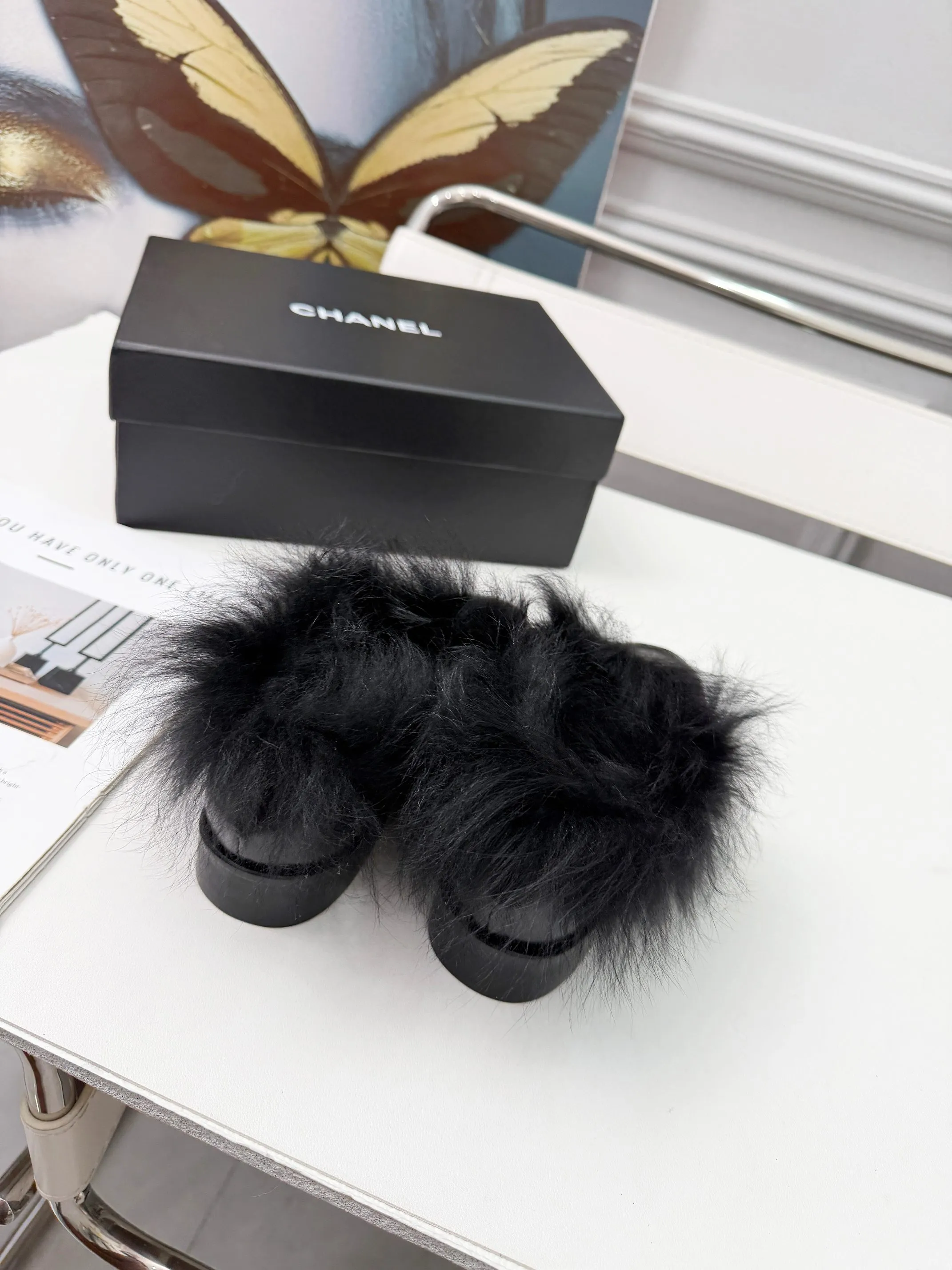 「CHANEL 25N滑雪系列」:毛绒裹住冬意,双C缀满优雅——踩进这双鞋,暖得像把初雪揉进了温柔里 上脚真的好看搭配好了巨时髦 回头率杠杠的 经典耐看简约百搭 鞋面牛皮/麂皮 内里貂毛 真皮大底 35-40,p290