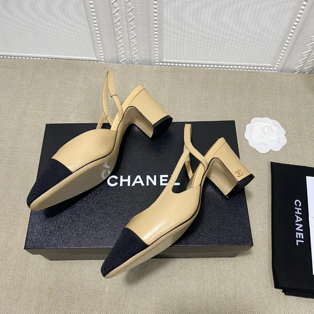 P210💰 Chanel&mdash;&mdash;春夏季经典拼色粗跟侧空凉鞋⚠ 时尚走秀款❤A级羊皮面料羊皮内里+垫脚，真皮大底，原版复刻 拼接色混搭，内侧空包头风格，6.5cm粗跟小logo点缀，演绎时尚！怎么搭怎么好看系列！35-41码 橡胶底150