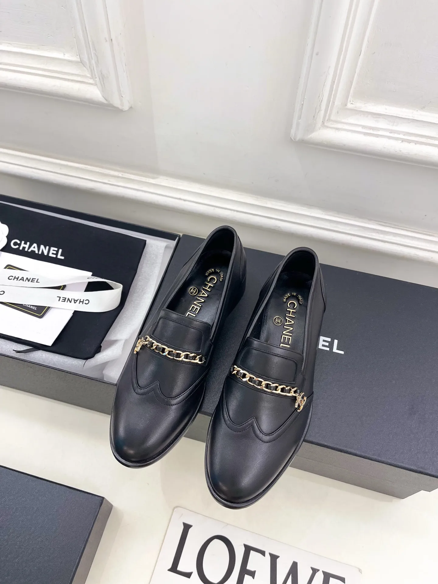 𝐂𝐇𝐀𝐍𝐄𝐋 | 小香 25𝐬𝐬 🦋2025秋冬新品 专柜经典走秀款 小香双C链条半拖乐福鞋 系列上新〰 🍬 BS时尚圈的绝绝子 搭配将演绎着细致 极简 永不褪去的经典元素 💋展现与众不同的穿搭风格美到无话可说 夏季必入款&hellip;&hellip; ━━━━━ ЅᏇєєt ━━━━━ ▪️鞋面：高定制原版小牛皮 ▪️内里：进口丝绸羊皮里 ▪️大底：原版意大利真皮大底 ▪️跟高：3.5cm ▪️鞋码: 35-39（40.41定制不退换） ▪出厂价：半拖💰280、乐福鞋💰290