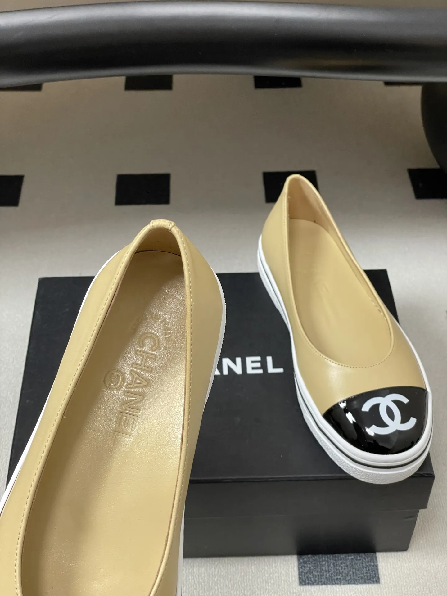 p250- 2026早春新款Chanel 小香26P 休闲玛丽珍奶奶鞋经典大双C logo拼色浅口单鞋 26P爆款果然名不虚传,又美又好穿,这波必须冲! 第一眼看似普通 上脚效果直接拉满 完全超出预想 超美 超舒服 试穿直接被拿捏,脚感轻软到像踩在云朵上,走路不累、支撑感满分。 日常暴走都毫无压力,颜值与舒适度双在线的王炸款! 经典配色 ➕双C 大Logo 随意一搭 高级感满满 设计师大胆的将休闲鞋底➕时装小单鞋的鞋面 完美融合在一起 保留了舒适的同时又将甜酷风演绎得淋漓尽致 随便一搭 立马跃升为时尚达人! 鞋面:定制羊皮 内里垫脚:羊皮 鞋底:开模橡胶大底 码数:35-39(34.40.41.42定做不退换)