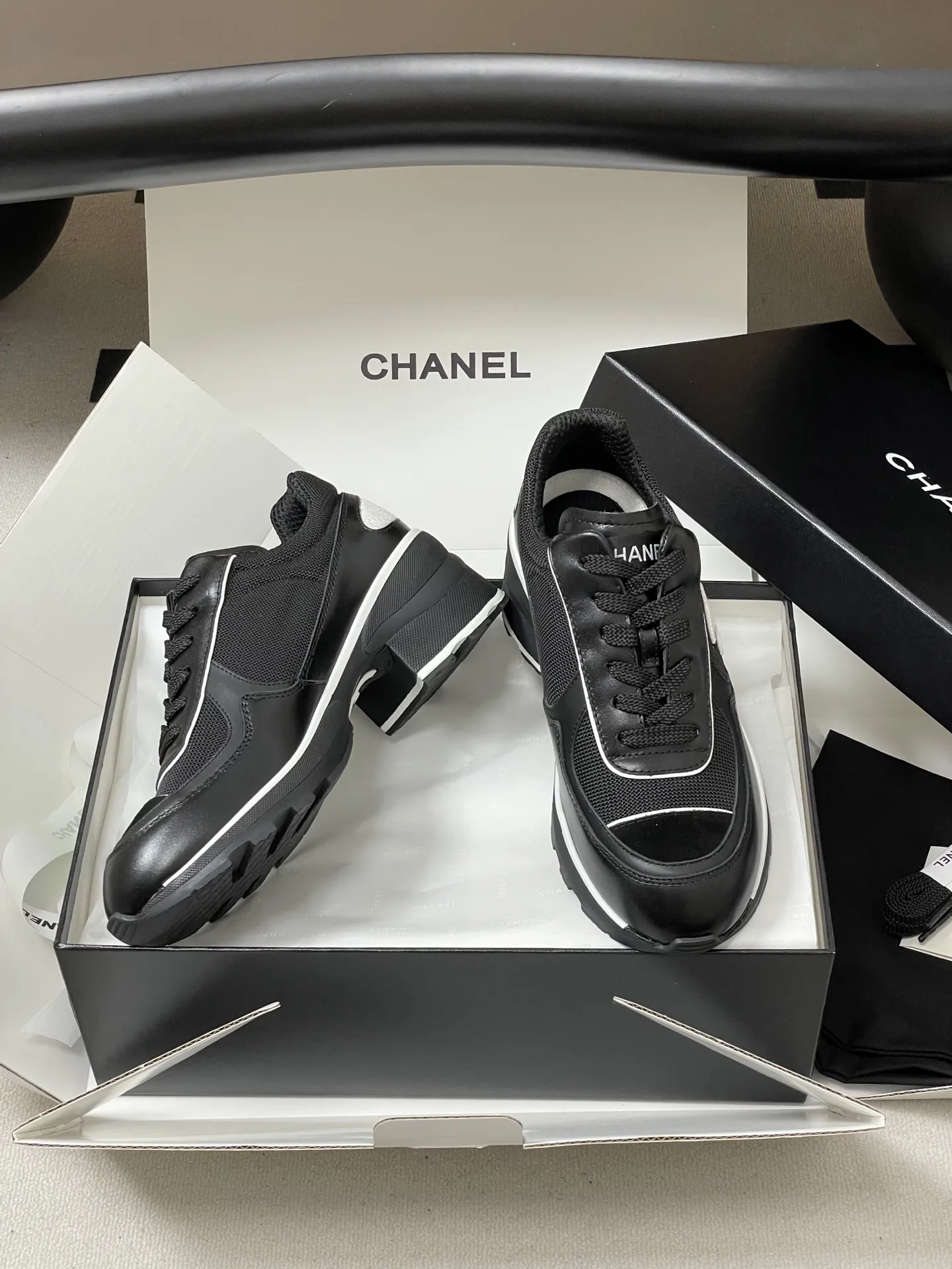 p380-莞产（配高档飞机盒✈️） Chanel 小香 25K高跟运动鞋经典大双C侧标休闲鞋黑白熊猫拼色系带运动鞋 黑白配色超经典，羊皮+织物拼接，侧面双C logo，品牌感满满+，橡胶鞋底耐磨防滑，内里羊皮柔软舒适，秋冬穿超暖和。圆头设计不挤脚，通勤休闲都OK! 挖到宝了！香奈儿黑白高帮鞋太绝了👍黑白交织的法式优雅。脚下的格调，是香奈儿给的。黑白高帮板鞋把法式优雅和街头潮流揉在一起，每一处细节都藏着匠心。日常出街踩上它，随便搭都有范儿～ 鞋面：定制小牛皮/牛反绒拼接网布 内里：小羊皮 鞋垫：透气环保布 鞋底：原版开模双色TPU组合大底 跟高：6cm 码数：35-39（40定做不退换）