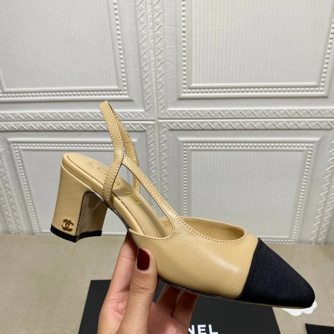 P210💰 Chanel——春夏季经典拼色粗跟侧空凉鞋⚠ 时尚走秀款❤A级羊皮面料羊皮内里+垫脚,真皮大底,原版复刻 拼接色混搭,内侧空包头风格,6.5cm粗跟小logo点缀,演绎时尚!怎么搭怎么好看系列!35-41码 橡胶底150