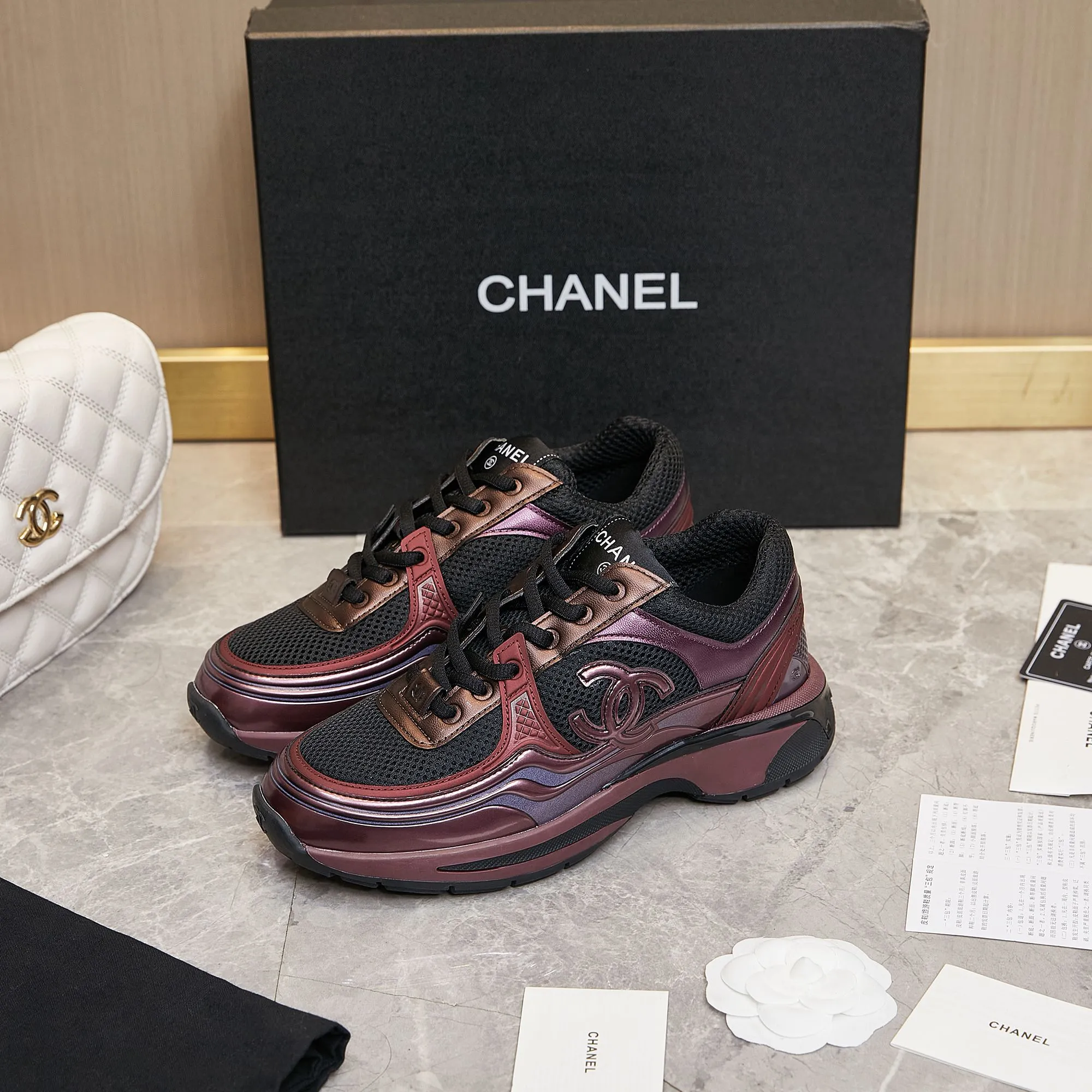 p290Chanel香奈儿——2023专柜顶级休闲款运动鞋 这款经典设计;鞋面多种工艺电绣的风格;大底却时尚运动;不平凡的拥入了多种配色元素…… 多元化混搭非常好看百搭,休闲,时尚,运动,户外都能兼顾…… ꫛꫀꪝ Go➫ 材料: ❶鞋面采用: 原版工艺制作+特殊布料 ❷内里采用: 原版进口透气网 ❸大底根据: 原版TPU组合大底 专柜精品包装全套男女35–46