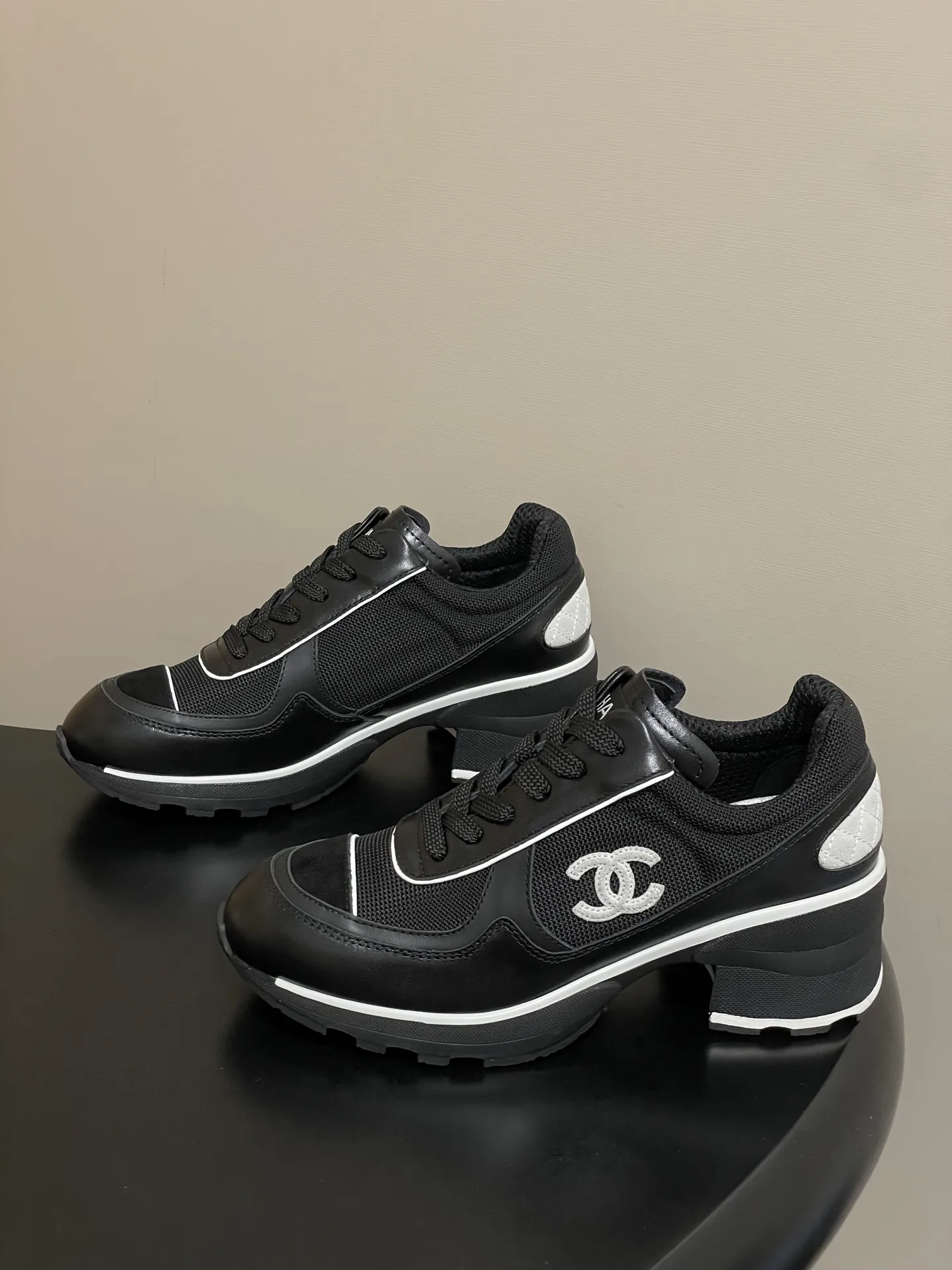 p380-莞产(配高档飞机盒✈️) Chanel 小香 25K高跟运动鞋经典大双C侧标休闲鞋黑白熊猫拼色系带运动鞋 黑白配色超经典,羊皮+织物拼接,侧面双C logo,品牌感满满+,橡胶鞋底耐磨防滑,内里羊皮柔软舒适,秋冬穿超暖和。圆头设计不挤脚,通勤休闲都OK! 挖到宝了!香奈儿黑白高帮鞋太绝了👍黑白交织的法式优雅。脚下的格调,是香奈儿给的。黑白高帮板鞋把法式优雅和街头潮流揉在一起,每一处细节都藏着匠心。日常出街踩上它,随便搭都有范儿~ 鞋面:定制小牛皮/牛反绒拼接网布 内里:小羊皮 鞋垫:透气环保布 鞋底:原版开模双色TPU组合大底 跟高:6cm 码数:35-39(40定做不退换)