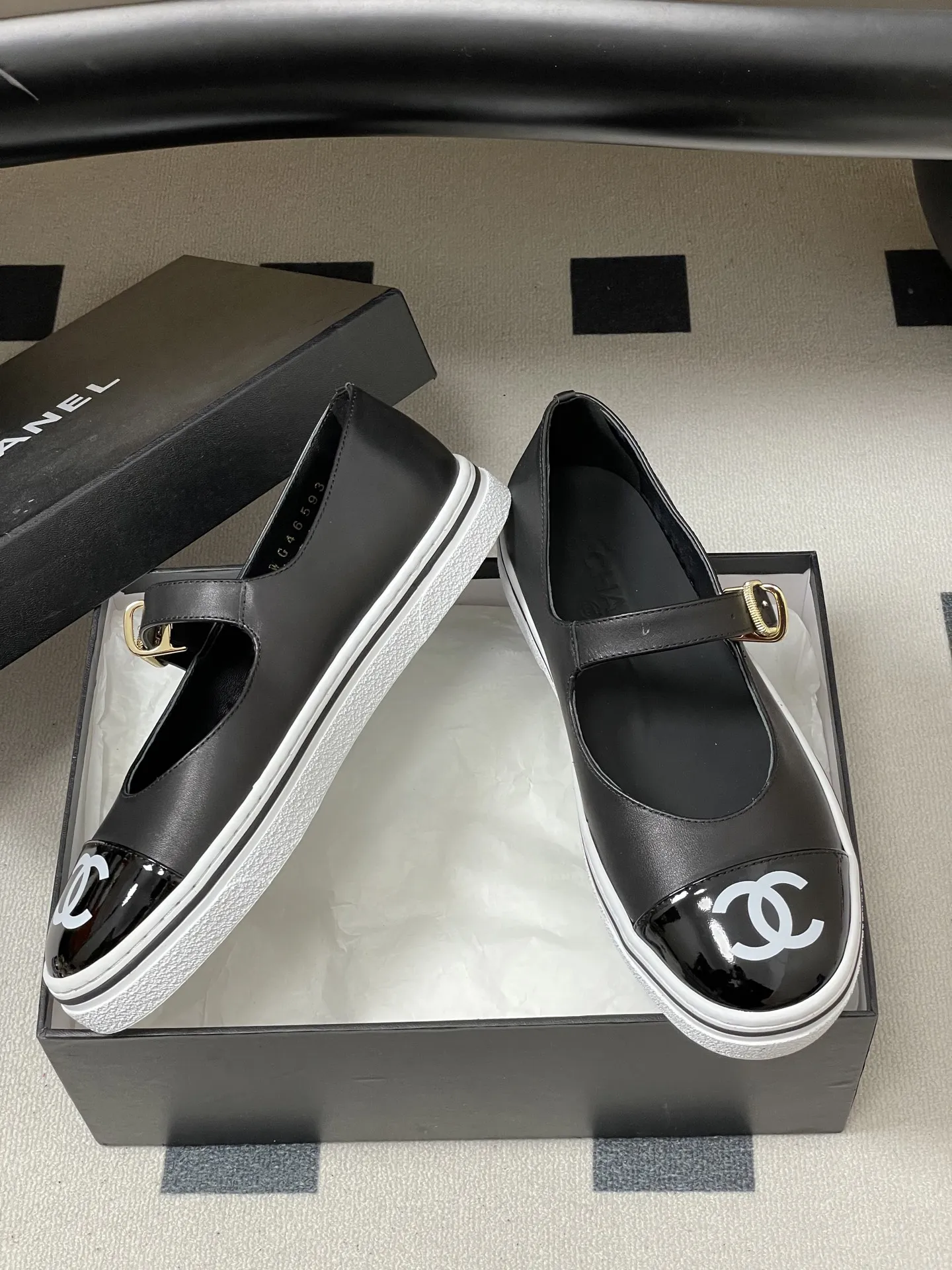 p260- 2026早春新款Chanel 小香26P 休闲玛丽珍奶奶鞋经典大双C logo拼色浅口单鞋 26P爆款果然名不虚传，又美又好穿，这波必须冲！ 第一眼看似普通 上脚效果直接拉满 完全超出预想 超美 超舒服 试穿直接被拿捏，脚感轻软到像踩在云朵上，走路不累、支撑感满分。 日常暴走都毫无压力，颜值与舒适度双在线的王炸款！ 经典配色 ➕双C 大Logo 随意一搭 高级感满满 设计师大胆的将休闲鞋底➕时装小单鞋的鞋面 完美融合在一起 保留了舒适的同时又将甜酷风演绎得淋漓尽致 随便一搭 立马跃升为时尚达人！ 鞋面：定制羊皮 内里垫脚：羊皮 鞋底：开模橡胶大底 码数：35-39（34.40.41.42定做不退换）
