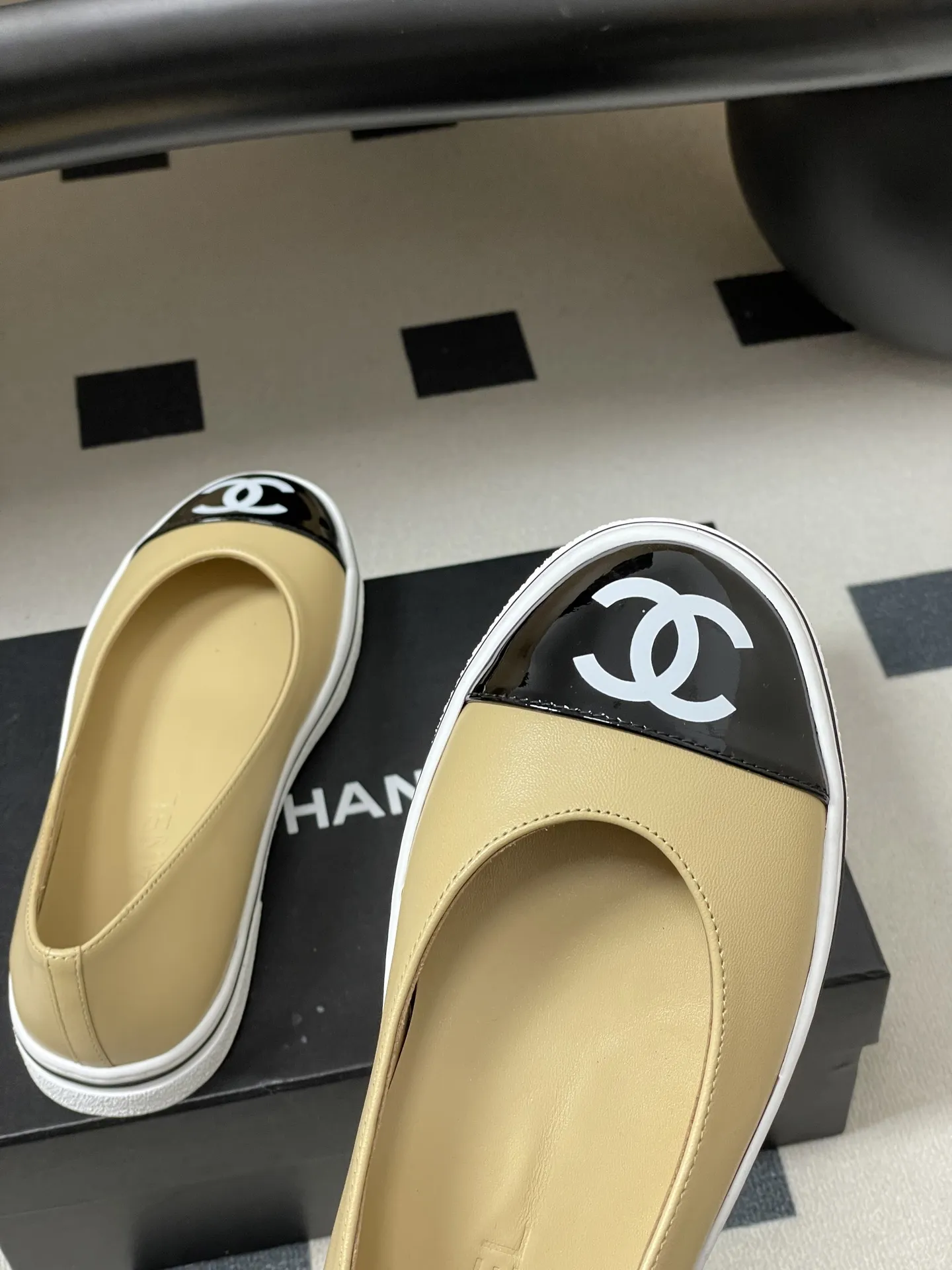p250- 2026早春新款Chanel 小香26P 休闲玛丽珍奶奶鞋经典大双C logo拼色浅口单鞋 26P爆款果然名不虚传,又美又好穿,这波必须冲! 第一眼看似普通 上脚效果直接拉满 完全超出预想 超美 超舒服 试穿直接被拿捏,脚感轻软到像踩在云朵上,走路不累、支撑感满分。 日常暴走都毫无压力,颜值与舒适度双在线的王炸款! 经典配色 ➕双C 大Logo 随意一搭 高级感满满 设计师大胆的将休闲鞋底➕时装小单鞋的鞋面 完美融合在一起 保留了舒适的同时又将甜酷风演绎得淋漓尽致 随便一搭 立马跃升为时尚达人! 鞋面:定制羊皮 内里垫脚:羊皮 鞋底:开模橡胶大底 码数:35-39(34.40.41.42定做不退换)