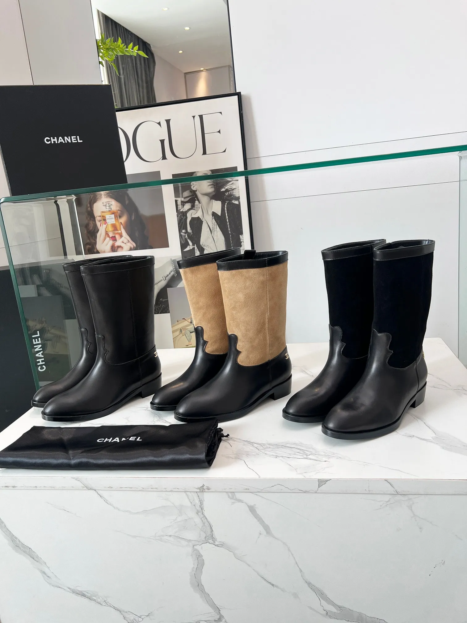 顶级品质🔥Chanel 香奈儿25秋冬小香麂皮拼色一脚蹬骑士中靴高靴！复古风靴子西部牛仔靴！ 独特的西部靴筒设计 流畅的曲线，不规则的边缘如同旷野中的自由线条！带着随性洒脱的味道。让每一步都踏出不羁与精致！ 无论是搭配干练的西装裤 打造都市酷飒风 还是与飘逸的连衣裙相配 碰撞出刚柔并济的美感。亦或是配上牛仔裤 演绎原汁原味的西部风情！ 鞋面采用头层牛皮拼接麂皮 内里垫脚水染牛皮 码数:35-40（41定做不退换） 配原版包装 出厂价320