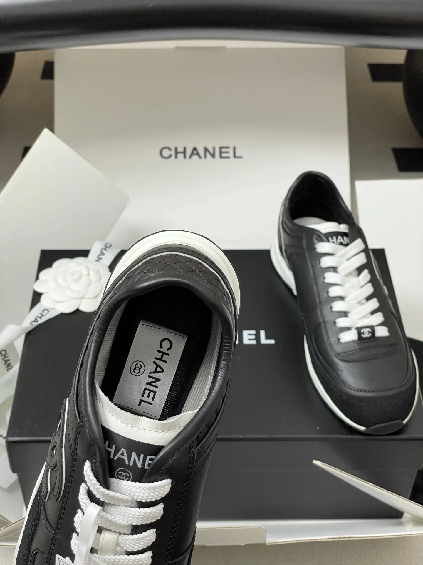 p380-莞产（配高档飞机盒✈️） Chanel 小香 25P德训鞋 经典大双C侧标休闲鞋黑白熊猫拼色系带运动鞋 简约的黑白熊猫配色，永不过时，微微尖的德训鞋头更显脚瘦，小牛皮面跟反绒材质的碰撞，时尚，非常上脚舒适！经典的黑白配色，真的是春夏穿搭的神器，跟上潮流的休闲运动，配色鞋型都很轻盈，透气又舒服，显白效果满满 而且版型比以前任何一款都更秀气出众！美丽的德训Nice shoes 鞋面：定制小牛皮 内里：小羊皮 鞋垫：透气环保鞋 鞋底：原版开模TPU组合大底 码数：35-39（40定做不退换）